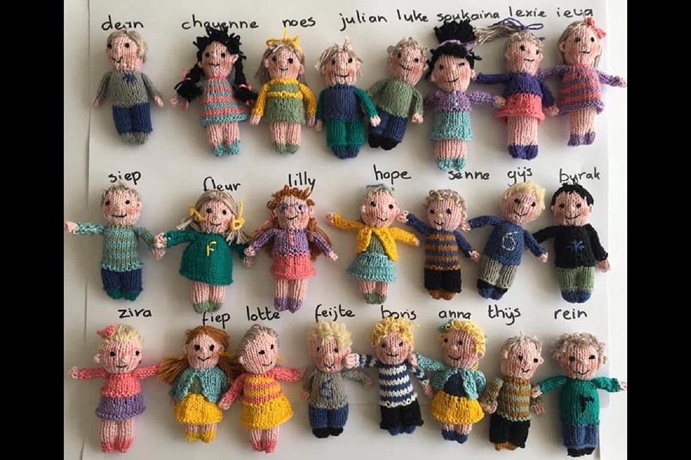 Ingeborg Van der Duin, la profesora nostálgica que tejió muñecos de sus alumnos