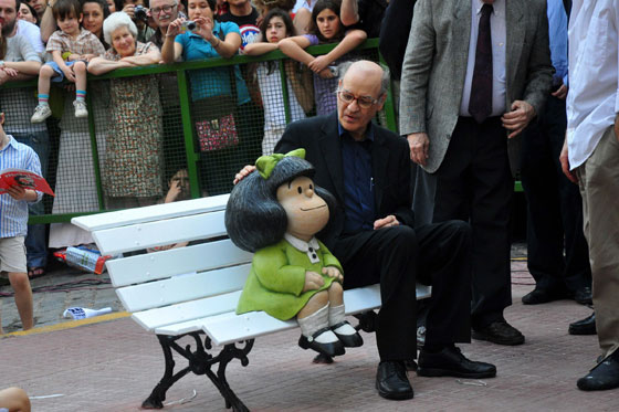 Crean escultura de Mafalda en Buenos Aires