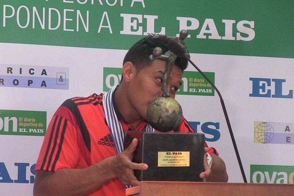 Teófilo Gutiérrez recibe el galardón como mejor jugador de América en 2014