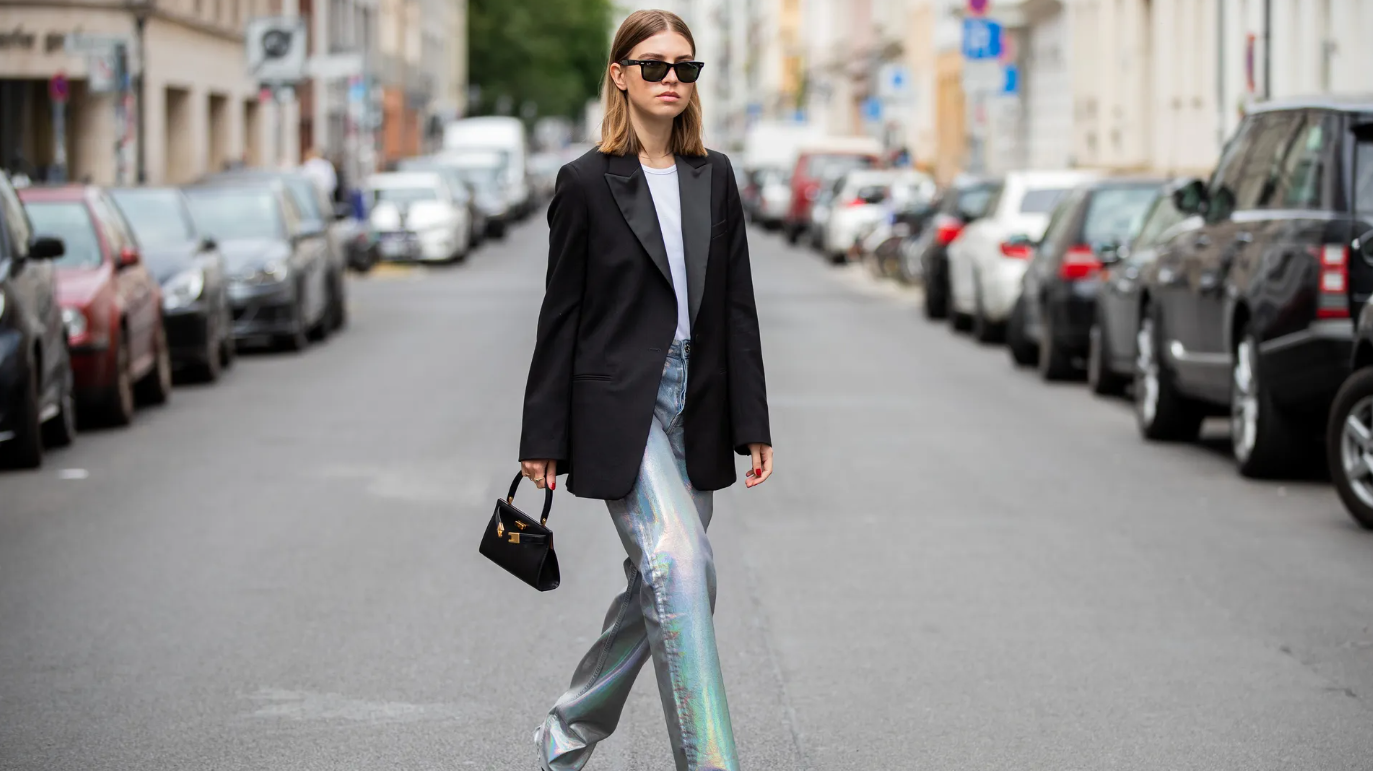 5 formas de usar los pantalones plateados (o galácticos) de moda