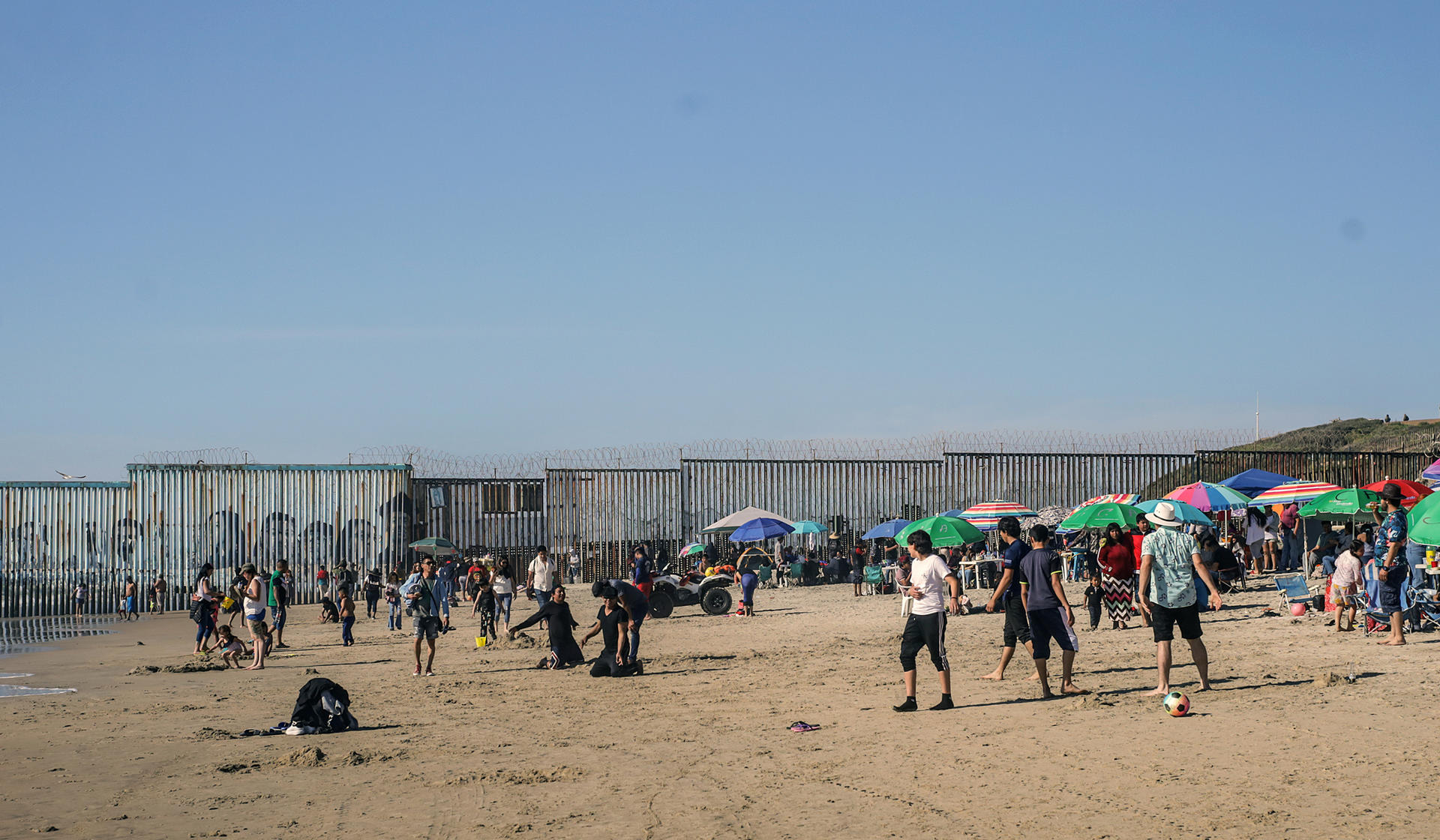 Bañistas acuden a playas contaminadas en Tijuana pese a advertencias de ONG