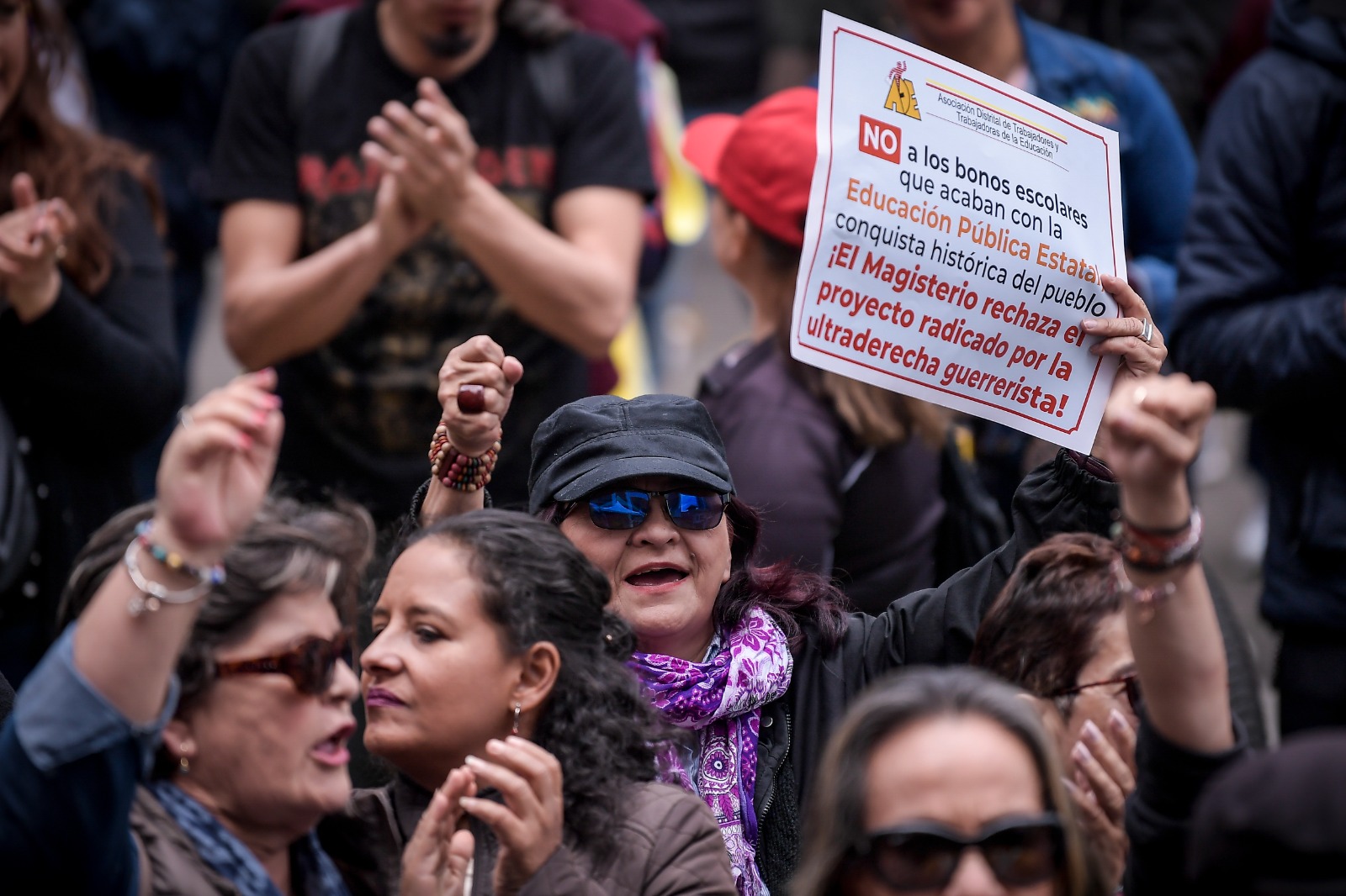 Básicamente estos bonos son unos desprendibles que le entregan a los padres o quienes tengan la patria potestad de niños y niñas en condición de vulnerabilidad o pobreza para que estudien. Pueden escoger entre instituciones privadas o públicas y el Estado deberá asumir los costos de matrícula, pensión o derechos académicos.