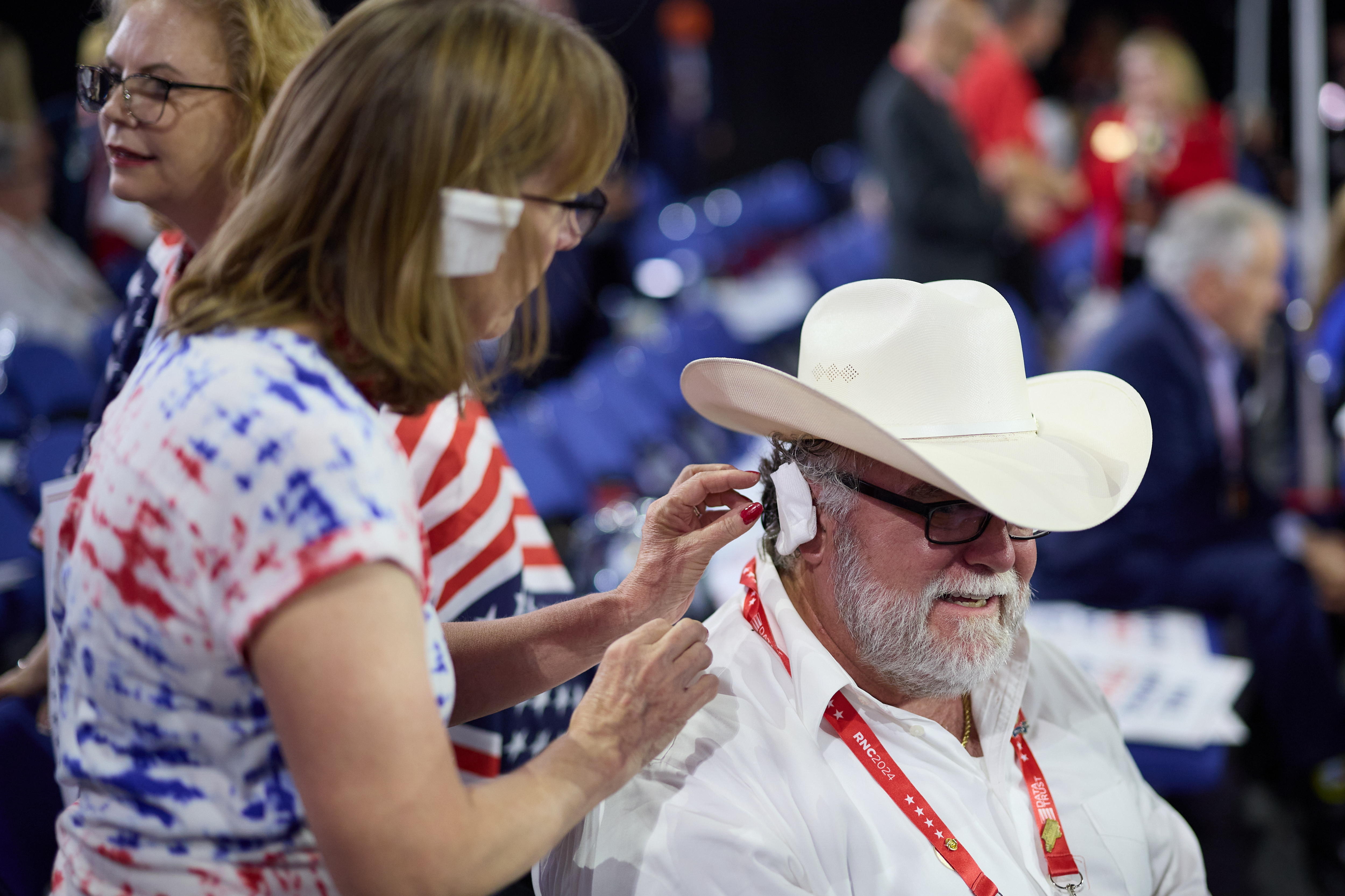 Milwaukee (United States), 17/07/2024.- Supporters wear ear bandages in solidarity with Republican presidential nominee and former President Donald J. Trump during the third day of the Republican National Convention (RNC) at Fiserv Forum in Milwaukee, Wisconsin, USA, 17 July 2024. The convention comes days after a 20-year-old Pennsylvania man attempted to assassinate former President and current Republican presidential nominee Donald Trump. The 2024 Republican National Convention is being held 15 to 18 July 2024 in which delegates of the United States'Äô Republican Party select the party's nominees for president and vice president in the 2024 United States presidential election. (Estados Unidos) EFE/EPA/ALLISON DINNER