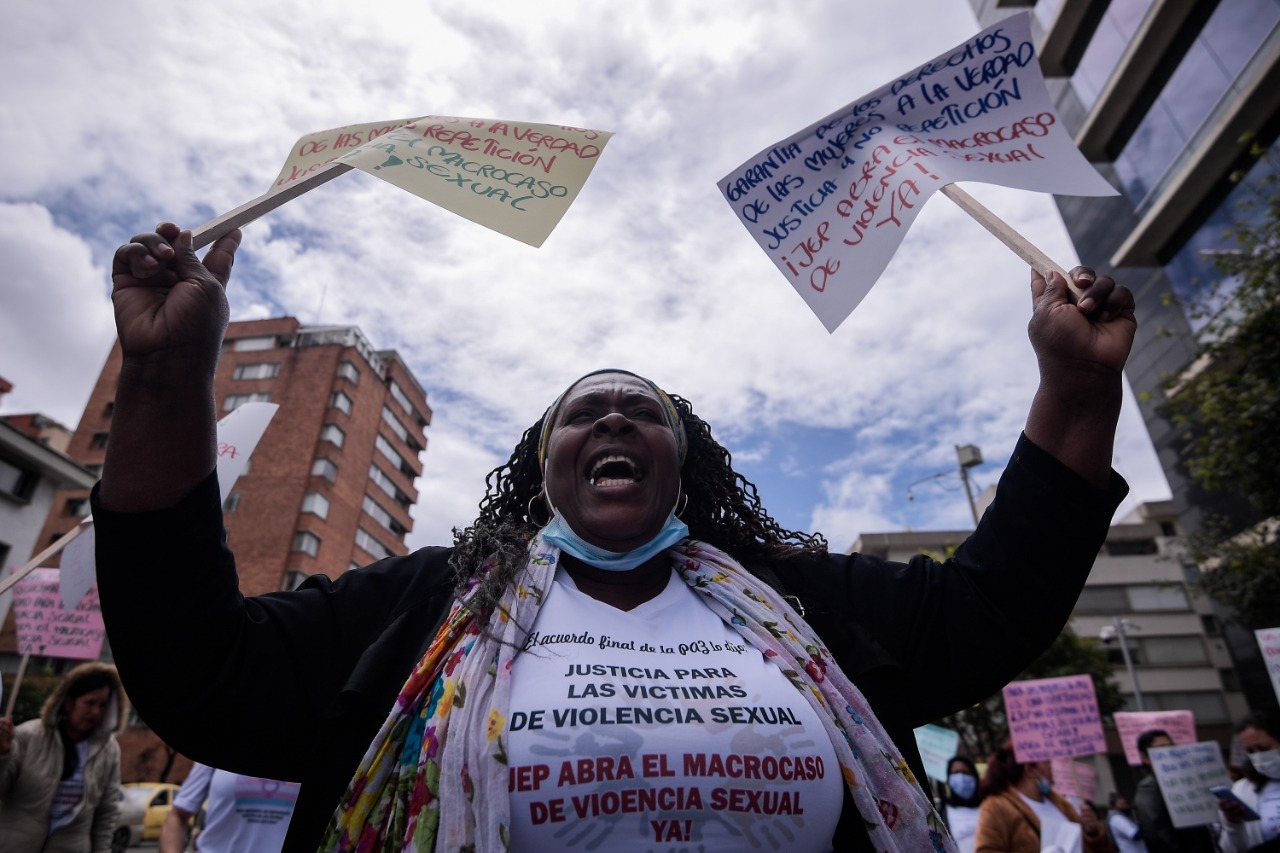 Mujeres que sufrieron violencia sexual en la guerra le exigen a la JEP que abra una investigación y que les dé respuestas sobre sus casos, en el marco del día de la dignidad de las víctimas de violencia sexual en el conflicto, que se conmemora este 25 de mayo.