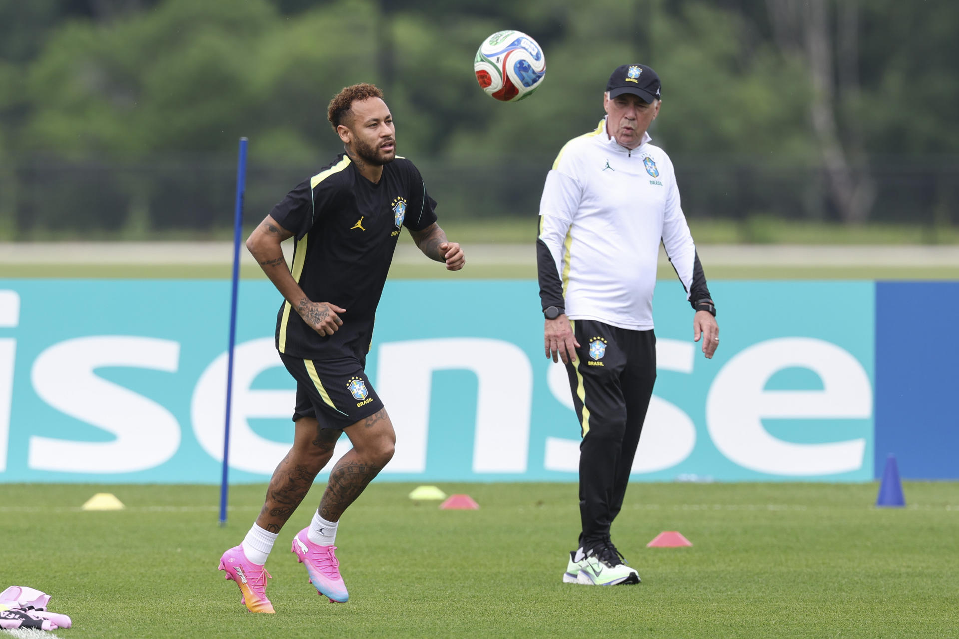 FOTODELDÍA - GRAF894. MORRISTOWN (ESTADOS UNIDOS), 18/06/2026.- El seleccionador de Brasil, Carlo Ancelotti (d), observa al jugador Neymar durante un entrenamiento en el centro de entrenamiento Columbia Park este jueves, en Morristown, New Jersey (EE.UU.). EFE/SEBASTIÃO MOREIRA