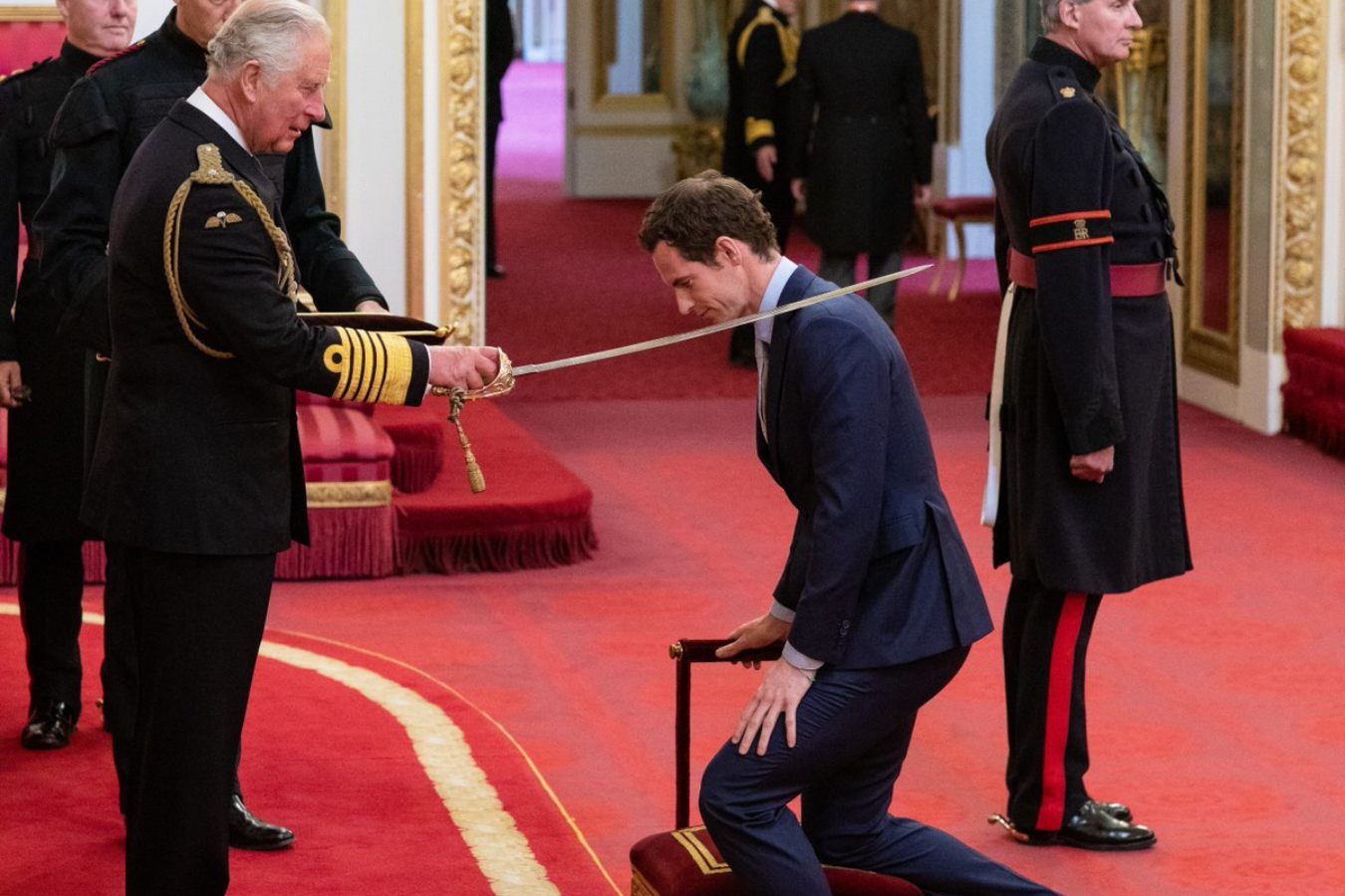 El tenista Andy Murray recibe el título de caballero en el Palacio de Buckingham en 2019.
