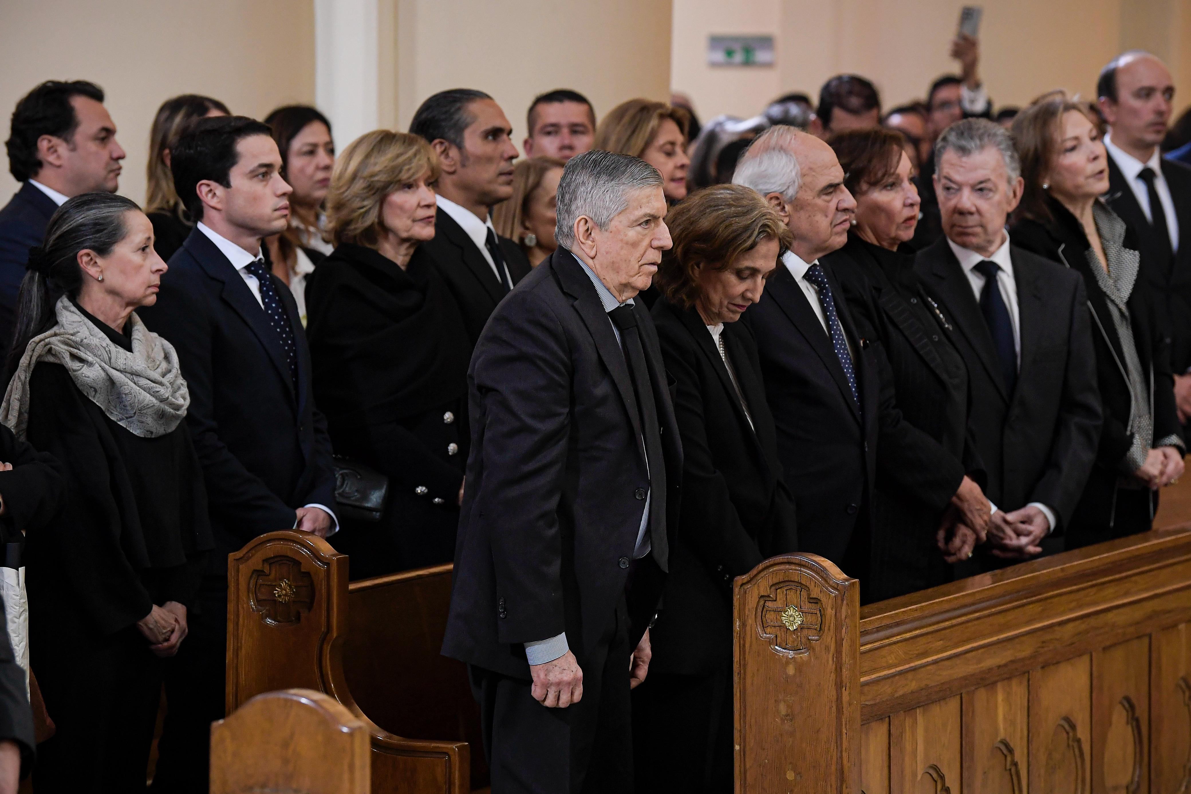 En la primera fila, los expresidentes César Gaviria, su esposa Ana Milena Muñoz;  Ernesto Samper y su esposa Jacquin Strouss, y Juan Manuel Santos con su esposa María Clemencia Rodríguez. Detrás la esposa de Álvaro Uribe, Lina Moreno y su hijo Tomás Uribe.