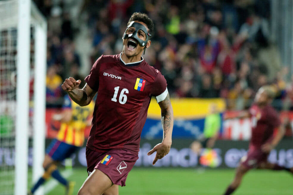 Roberto Roosales celebra su gol frente a la selección de Cataluña.  / EFE