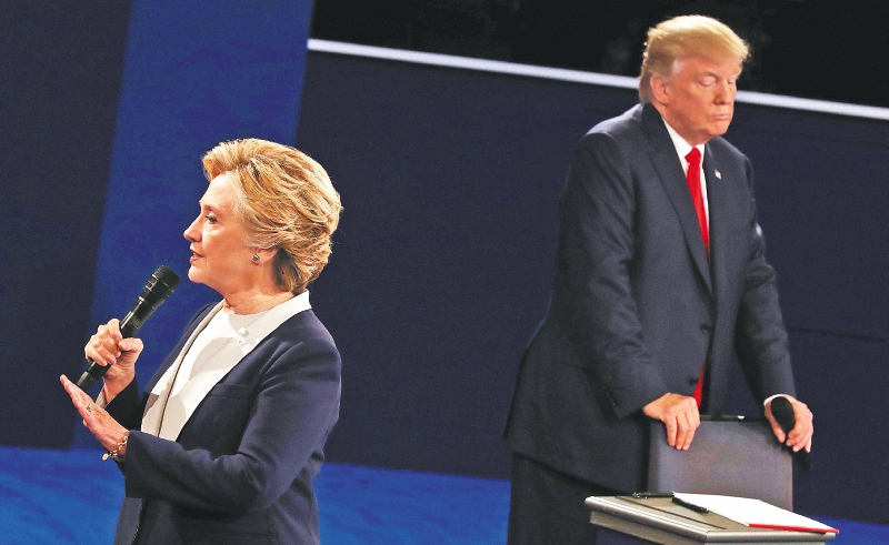 El entonces candidato republicano a la presidencia de Estados Unidos, Donald Trump, estrecha la mano de su rival demócrata, Hillary Clinton, durante el primer debate presidencial de 2016.