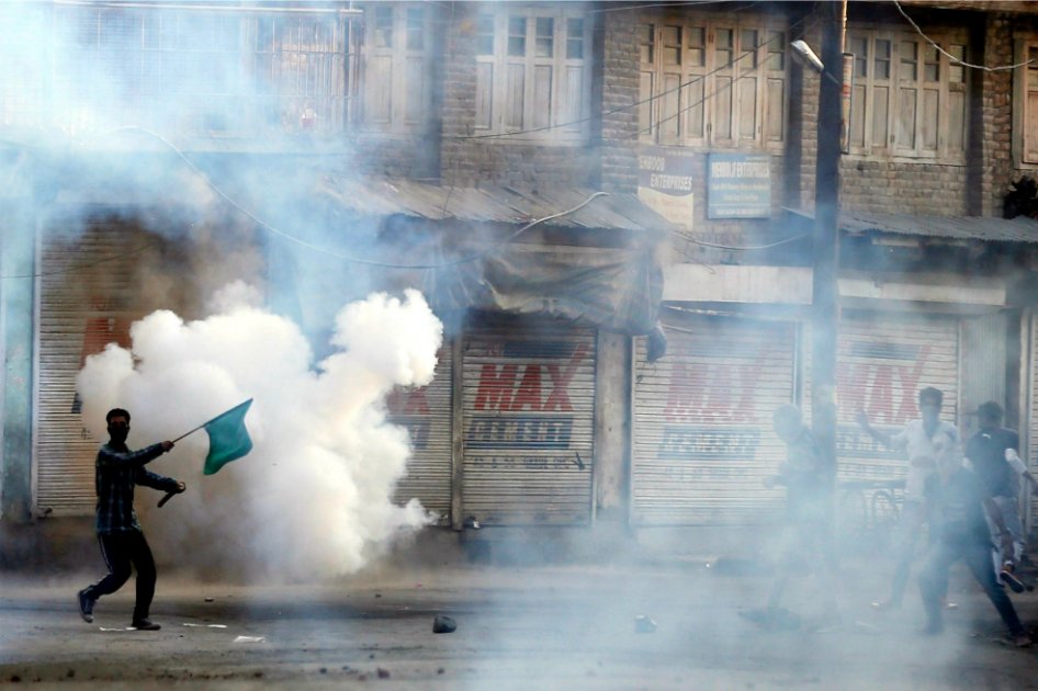 Manifestantes cachemires se enfrentan con policías paramilitares indios en una calle de Srinagar. / EFE