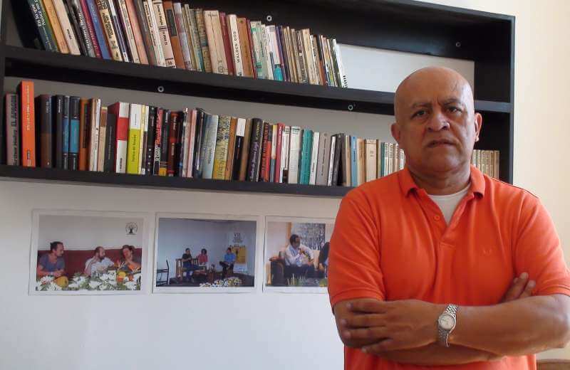 «Bajo el cielo sucio», una novela ciudadana