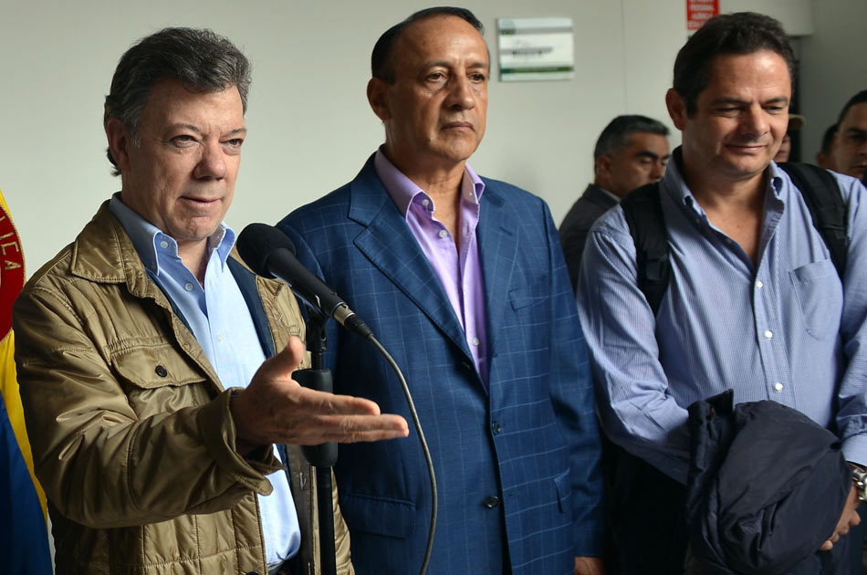 El presidente Juan Manuel Santos, acompañado por el gobernador de Cundinamarca, Álvaro Cruz y el ministro de Vivienda, Germán Vargas Lleras.