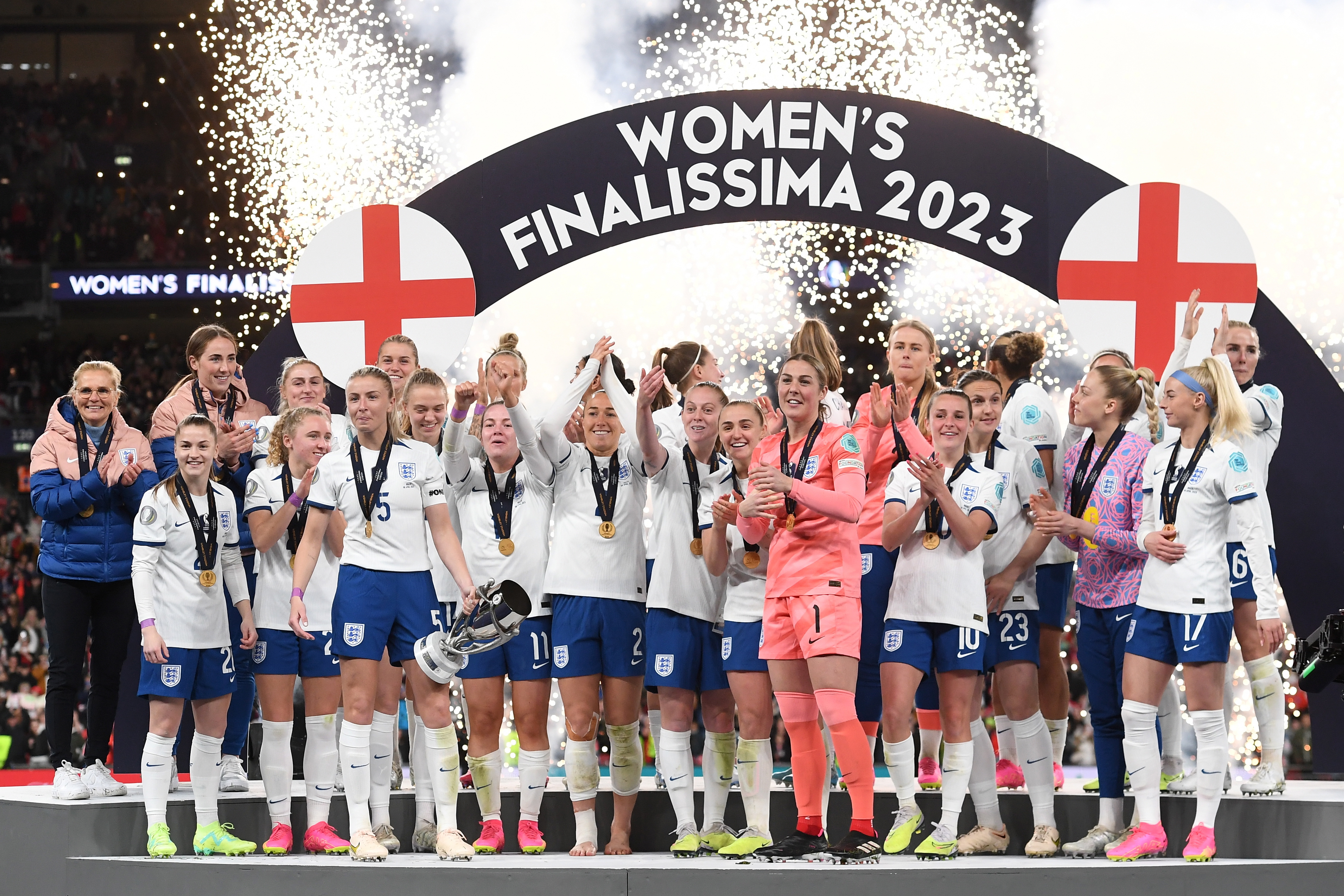 London (United Kingdom), 06/04/2023.- England players celebrate with the trophy after winning the Women's Finalissima soccer match between UEFA Champions England and CONMEBOL Champions Brazil at the Wembley stadium in London, Britain, 06 April 2023. (Brasil, Reino Unido, Londres) EFE/EPA/ANDY RAIN