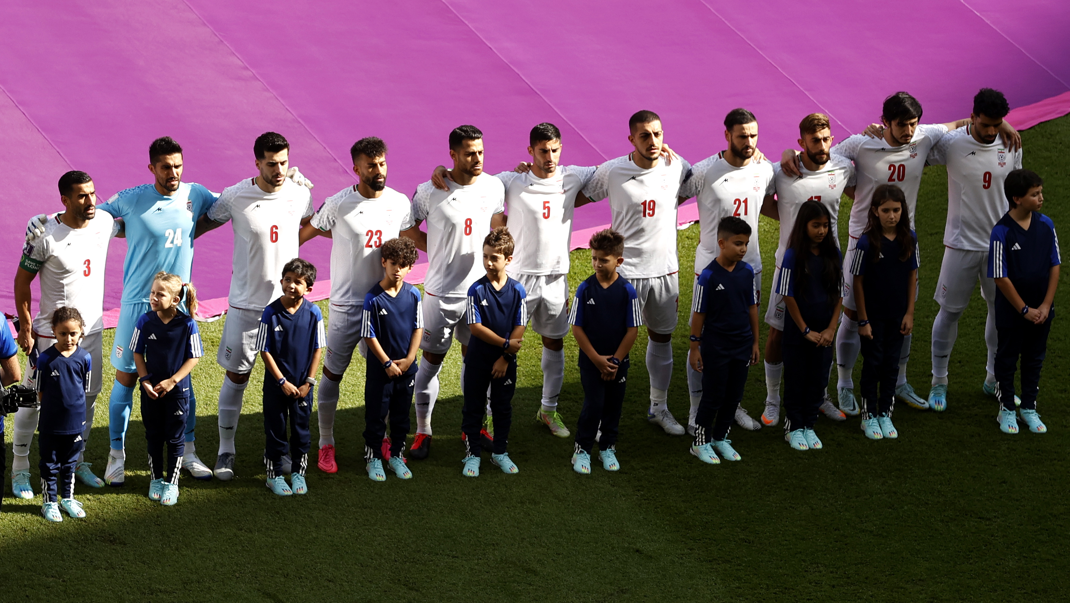 Doha (Qatar), 25/11/2022.- The team of Iran during the national anthem before the FIFA World Cup 2022 group B soccer match between Wales and Iran at Ahmad bin Ali Stadium in Doha, Qatar, 25 November 2022. (Mundial de Fútbol, Catar) EFE/EPA/Rungroj Yongrit