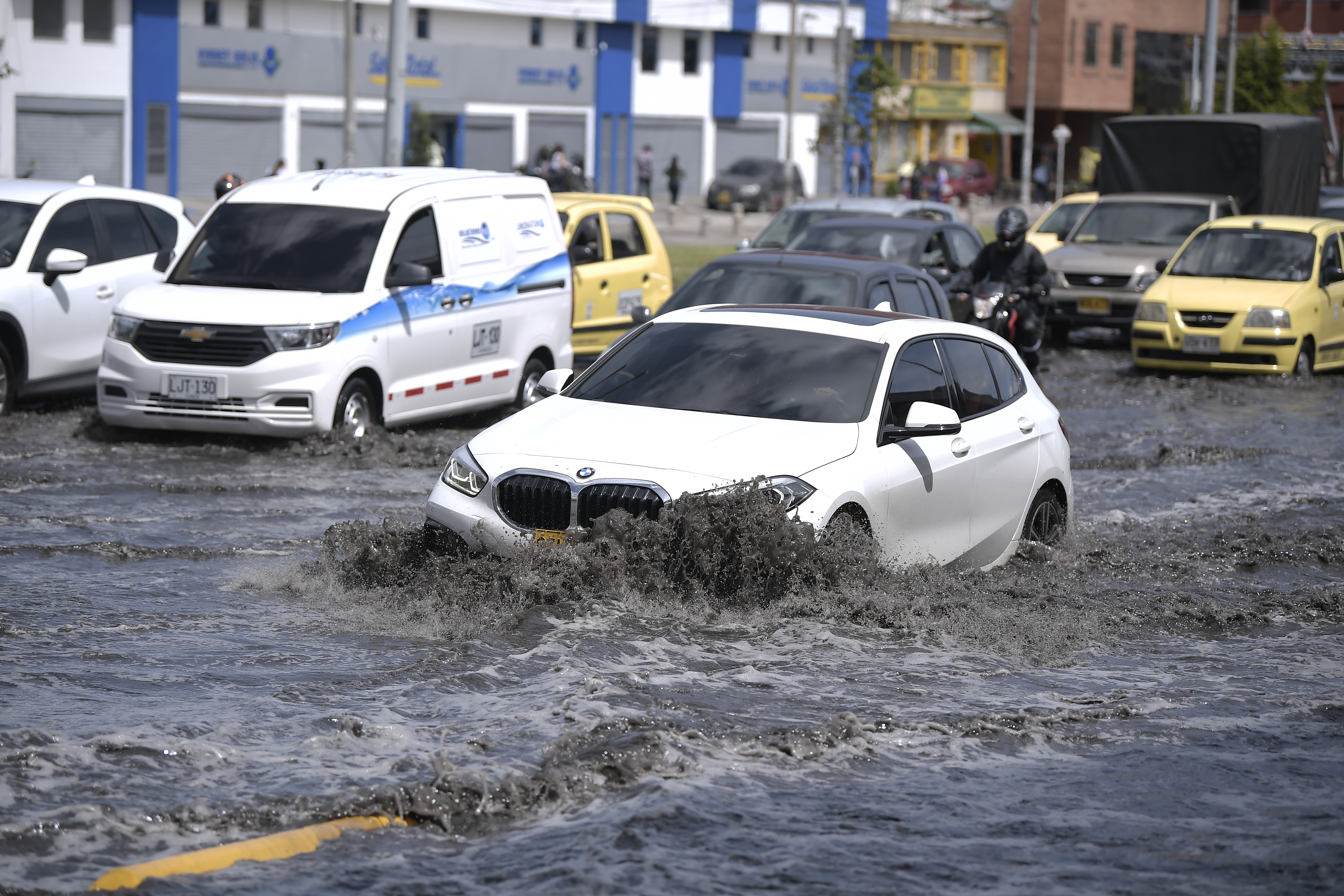 Bogotá, a merced de las inundaciones: esto causa que las vías se vuelvan lagos