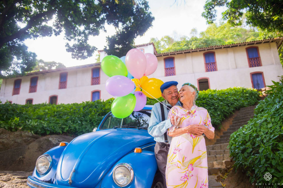 Pareja de ancianos celebró 69 años de matrimonio al estilo de la película Up