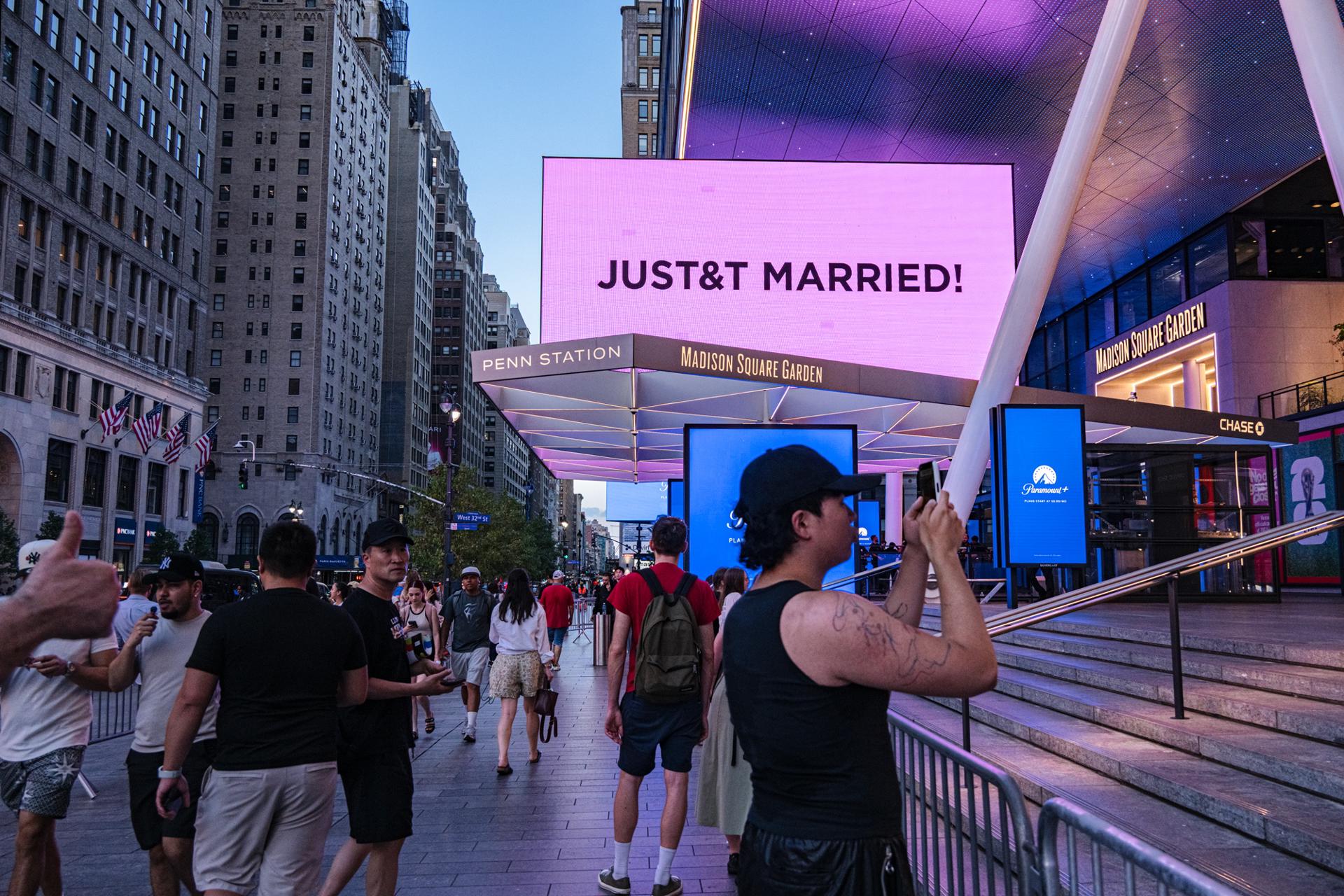 NEW YORK (United States), 03/07/2026.- 'Swifties', Taylor Swift fans, take photos outside Madison Square Garden during Taylor Swift and Travis Kelce's wedding celebration in New York, New York, USA, 03 July 2026. (Nueva York) EFE/EPA/LAURA BRETT