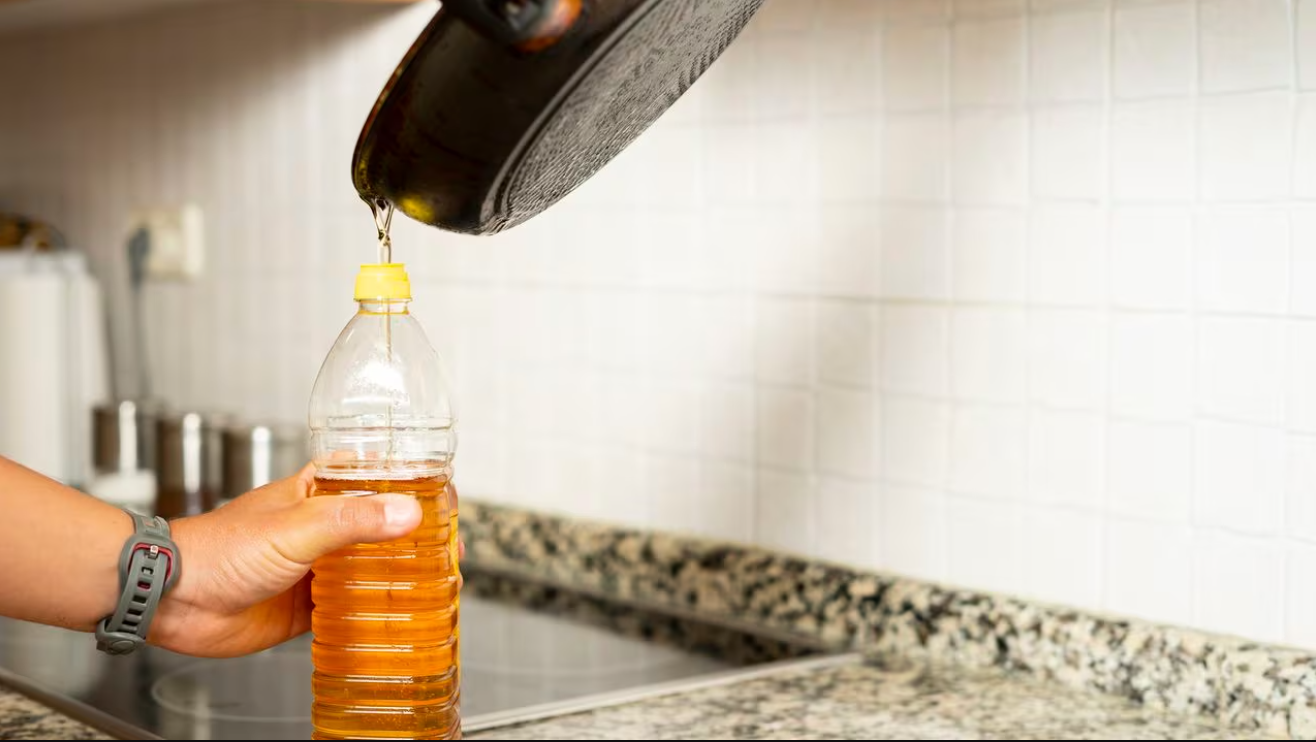 ¿Sabías que tan solo un litro de aceite vegetal usado puede llegar a contaminar 40,000 litros de agua si lo tiras simplemente por el lavaplatos?