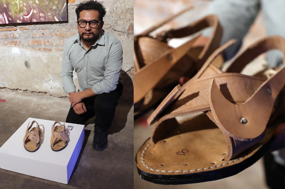 l artista oaxaqueño Rogelio Zárate posa junto a su creación de huaraches 'Solo hazlo' este sábado, en Ciudad de México (México).
