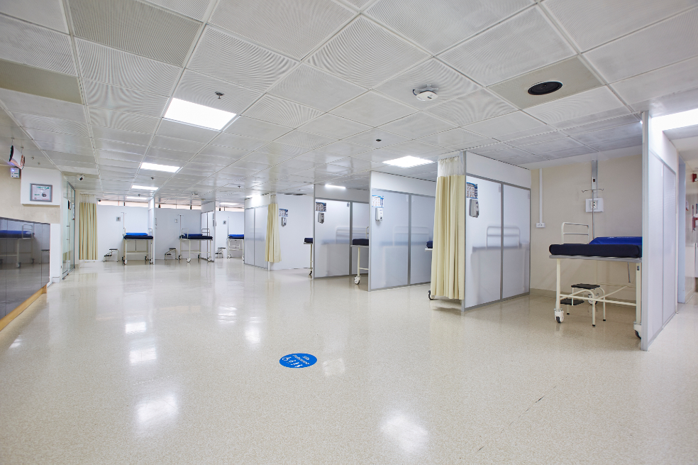 Esta infraestructura, que ya está lista para ser utilizada en el momento en que se requiera, según la evolución de la pandemia, será operada por el Hospital Universitario San Ignacio, institución reconocida por su amplia experiencia, calidad y capacidad asistencial, sumando esfuerzos con Compensar, en pro de la salud de los colombianos.