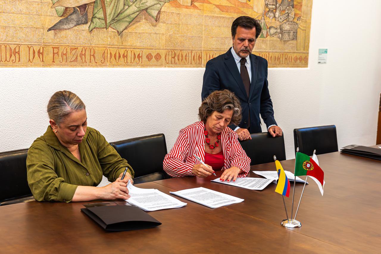 Gobierno Petro ya firmó el convenio con Portugal para producción de pasaportes