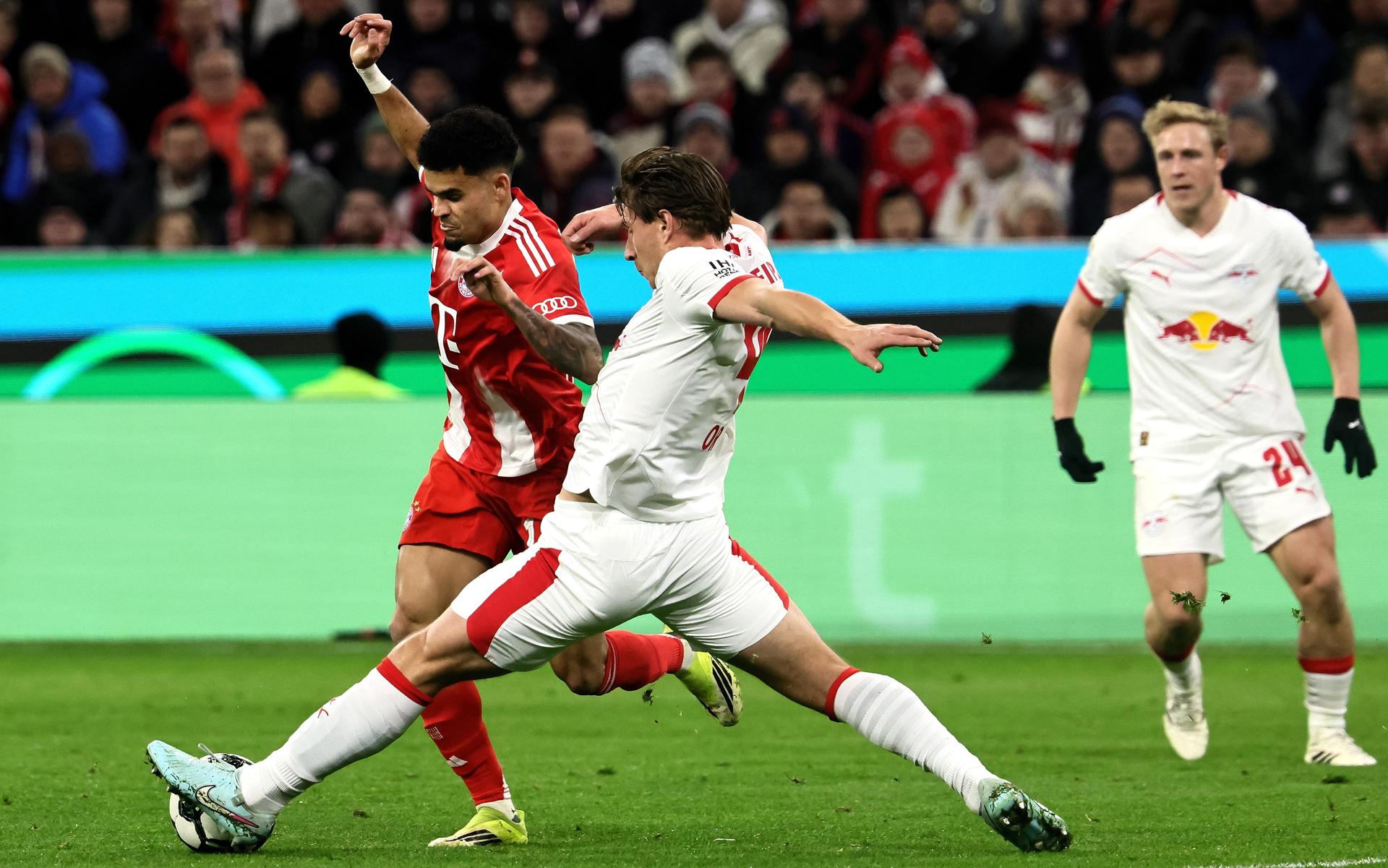 MUNICH (Germany), 11/02/2026.- Luis Diaz of Munich (L) in action against Willi Orban of Leipzig (C) during the German DFB Cup quarter final soccer match between Bayern Munich and RB Leipzig in Munich, Germany, 11 February 2026. (Alemania) EFE/EPA/RONALD WITTEK CONDITIONS - ATTENTION: The DFB regulations prohibit any use of photographs as image sequences and/or quasi-video.