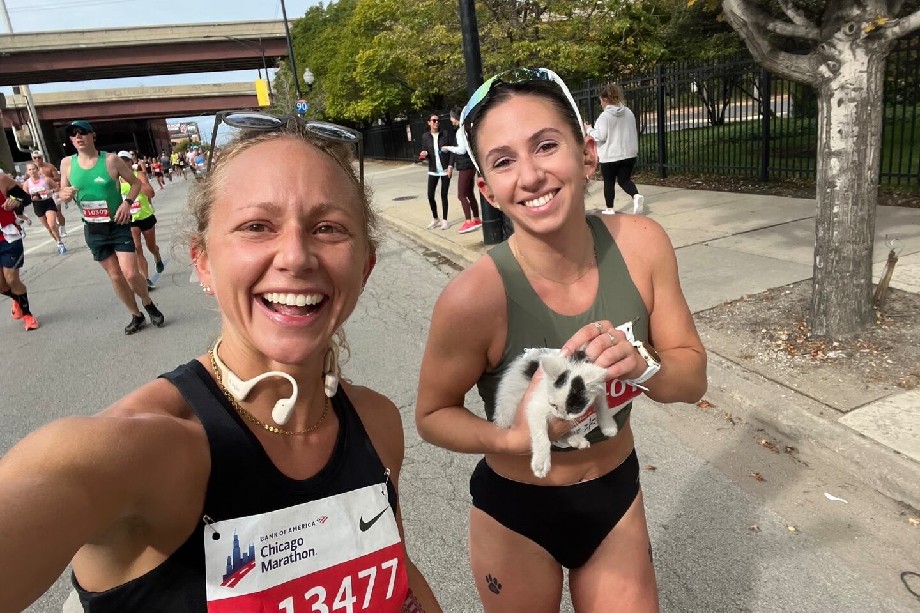 La atleta participaba en el Maratón de Chicago para recaudar fondos para PAWS Chicago.