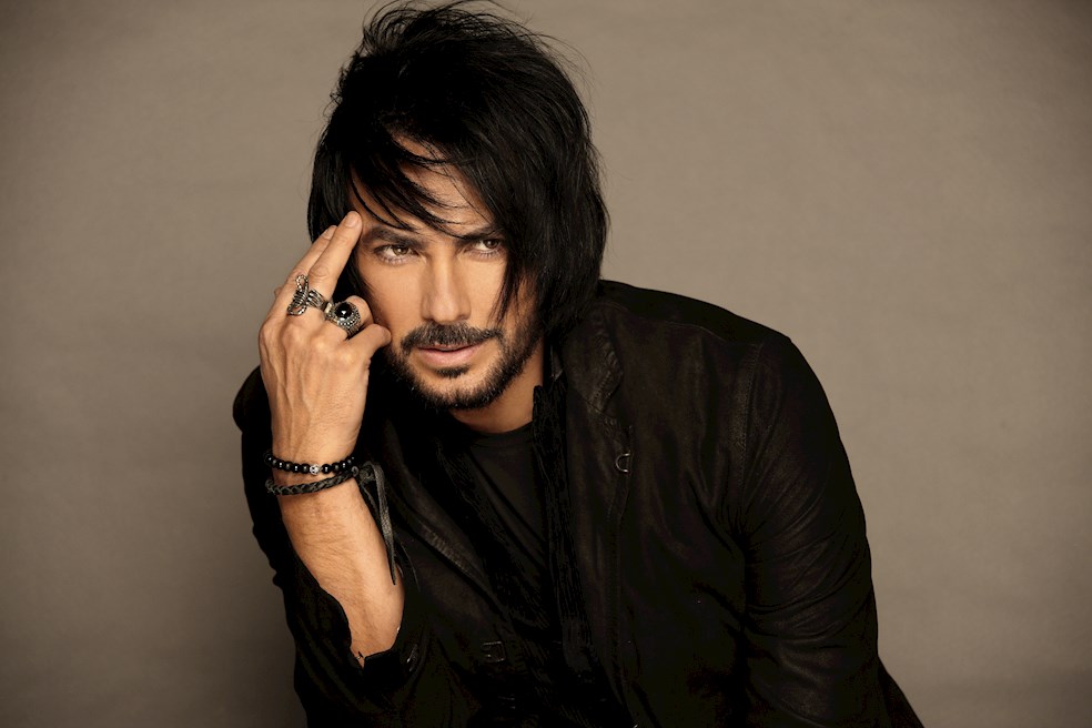 Beto Cuevas, del rock a la cumbia por una buena causa