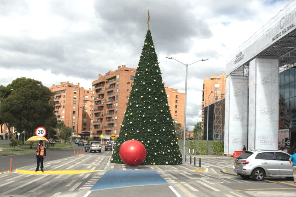 Despejan ciclorruta que había sido invadida por enorme árbol de Navidad en Bogotá