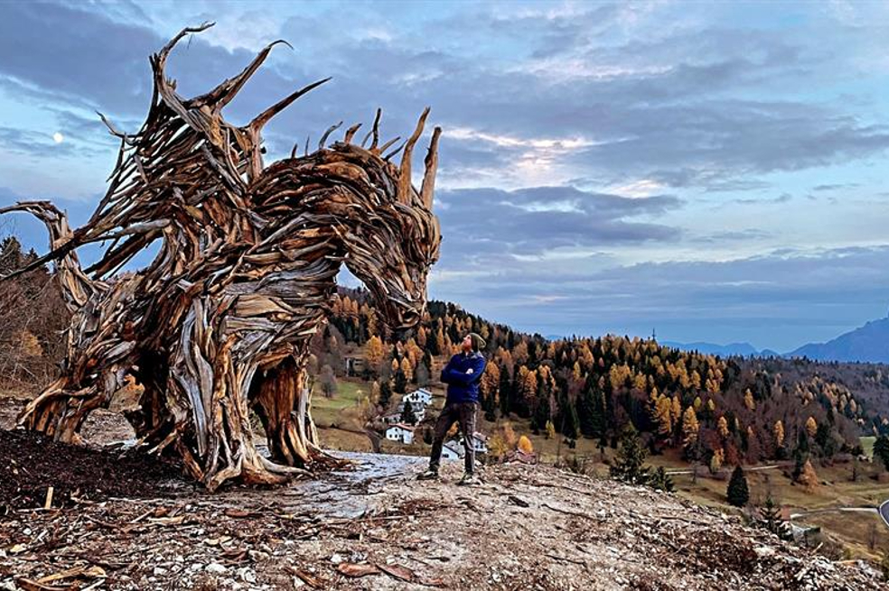Un dragón alado de leña custodia los bosques destruidos del norte de Italia