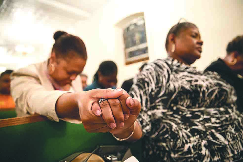 Vigilia en una iglesia de Harlem (Nueva York) por la muerte de nueve afroamericanos en Charleston. / AFP