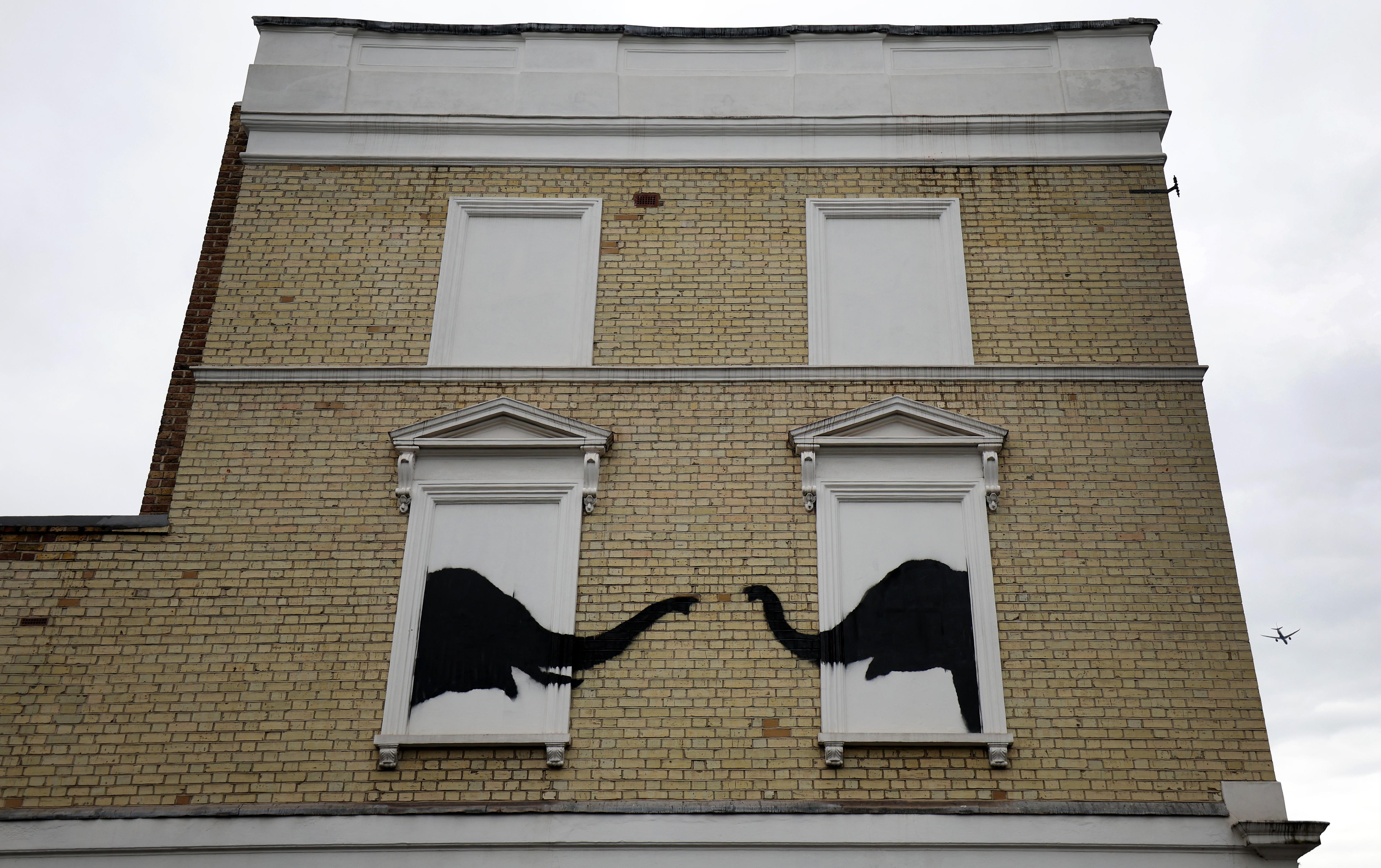 London (United Kingdom), 06/08/2024.- A new artwork by British anonymous street artist Banksy depicting two elephants on the side of a house in Chelsea, London, Britain, 06 August 2024. It is the second artwork Banksy has released on his official website in two days. (Reino Unido, Londres) EFE/EPA/ANDY RAIN