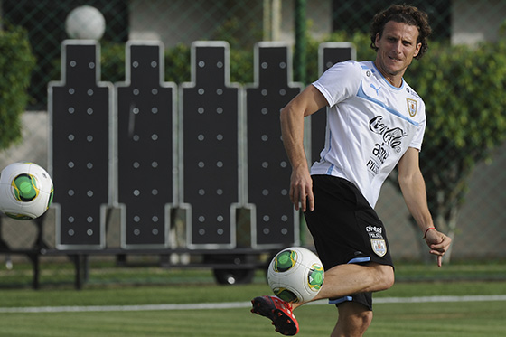 Forlán: «Es un orgullo ser el primer jugador en lograr los 100 partidos con Uruguay»