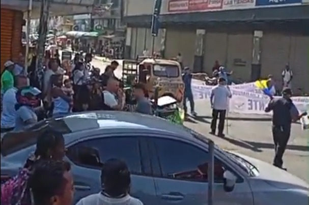 Tras protestas de vendedores ambulantes, alcaldía de Cali suspendió desalojos