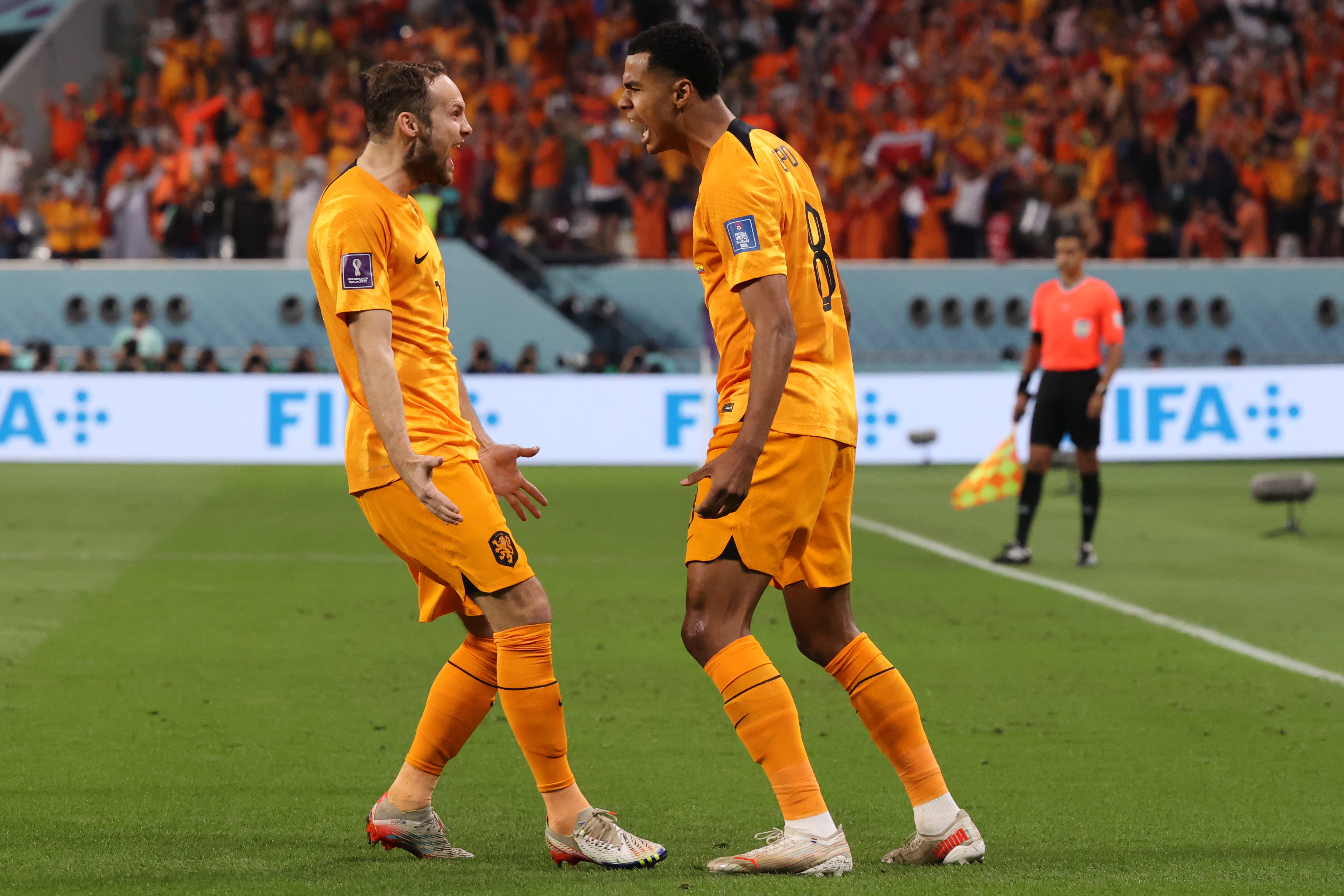 Doha (Qatar), 25/11/2022.- Cody Gakpo (R) of the Netherlands celebrates with teammate Daley Blind after scoring the 1-0 during the FIFA World Cup 2022 group A soccer match between the Netherlands and Ecuador at Khalifa International Stadium in Doha, Qatar, 25 November 2022. (Mundial de Fútbol, Países Bajos; Holanda, Catar) EFE/EPA/Abedin Taherkenareh