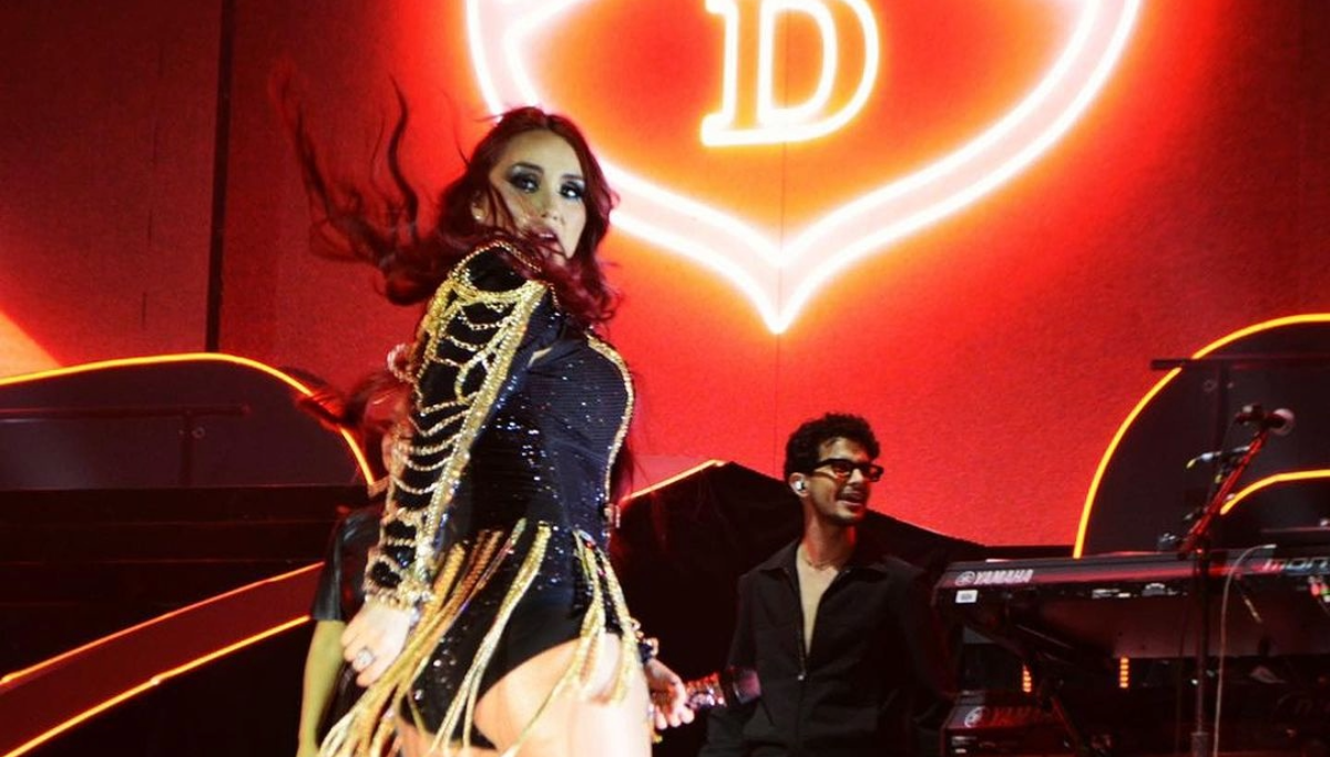 Dulce María pasó incómodo momento en concierto de RBD ¡Quedó atascada!