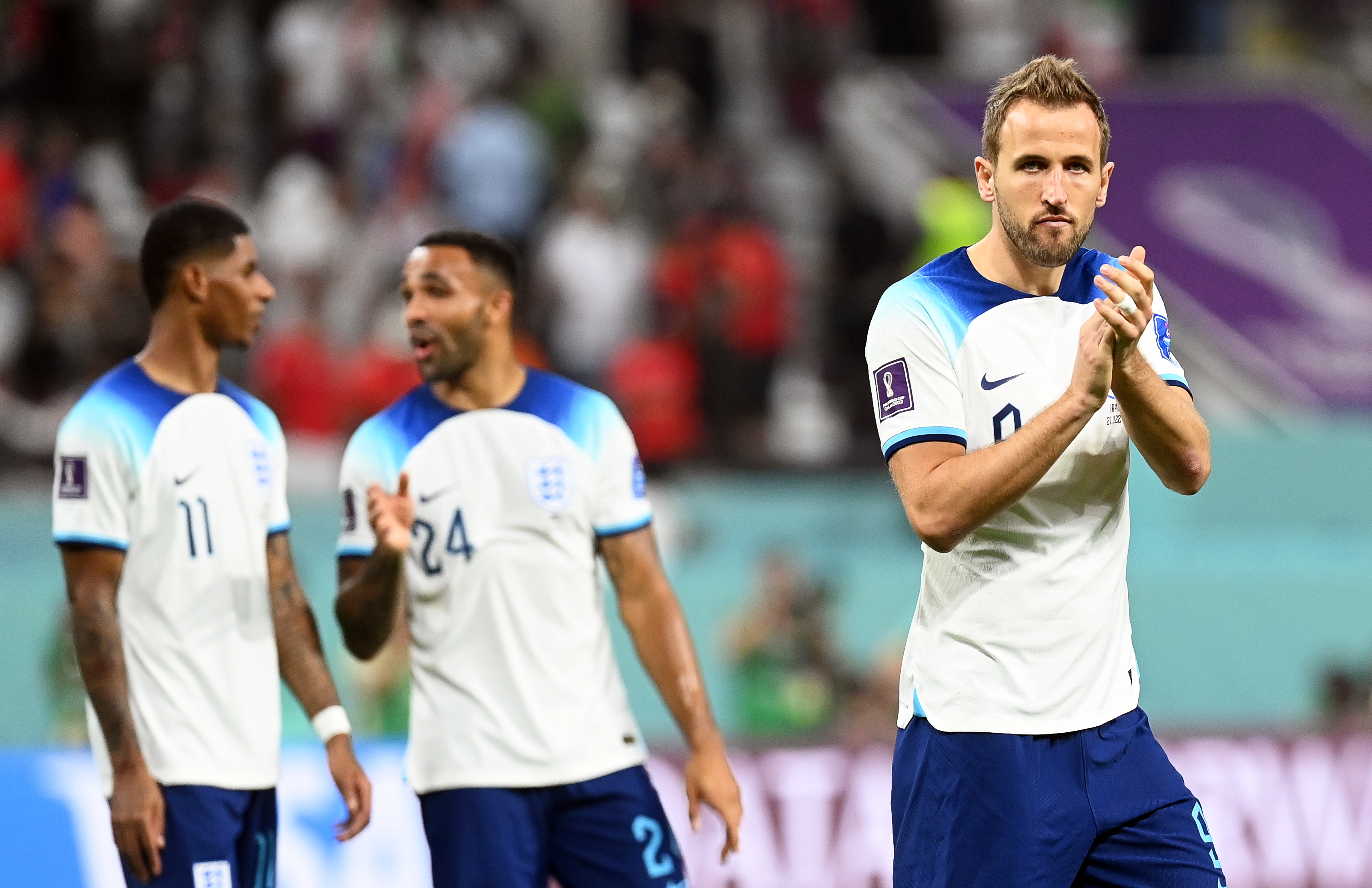 Doha (Qatar), 21/11/2022.- Harry Kane (R) of England applauds fans after winning the FIFA World Cup 2022 group B soccer match between England and Iran at Khalifa International Stadium in Doha, Qatar, 21 November 2022. Engand won 6-2. (Mundial de Fútbol, Catar) EFE/EPA/Neil Hall