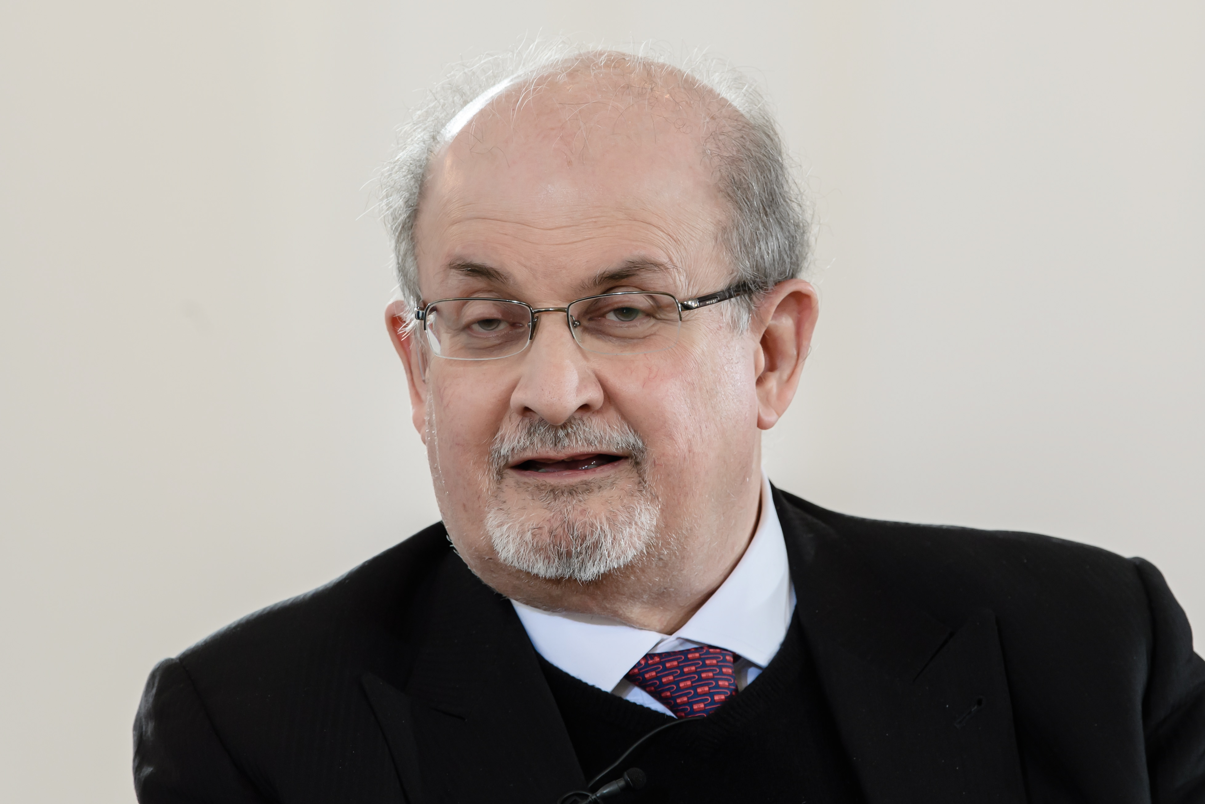 Novedades del caso Rushdie: el sospechoso del ataque no tendrá libertad bajo fianza