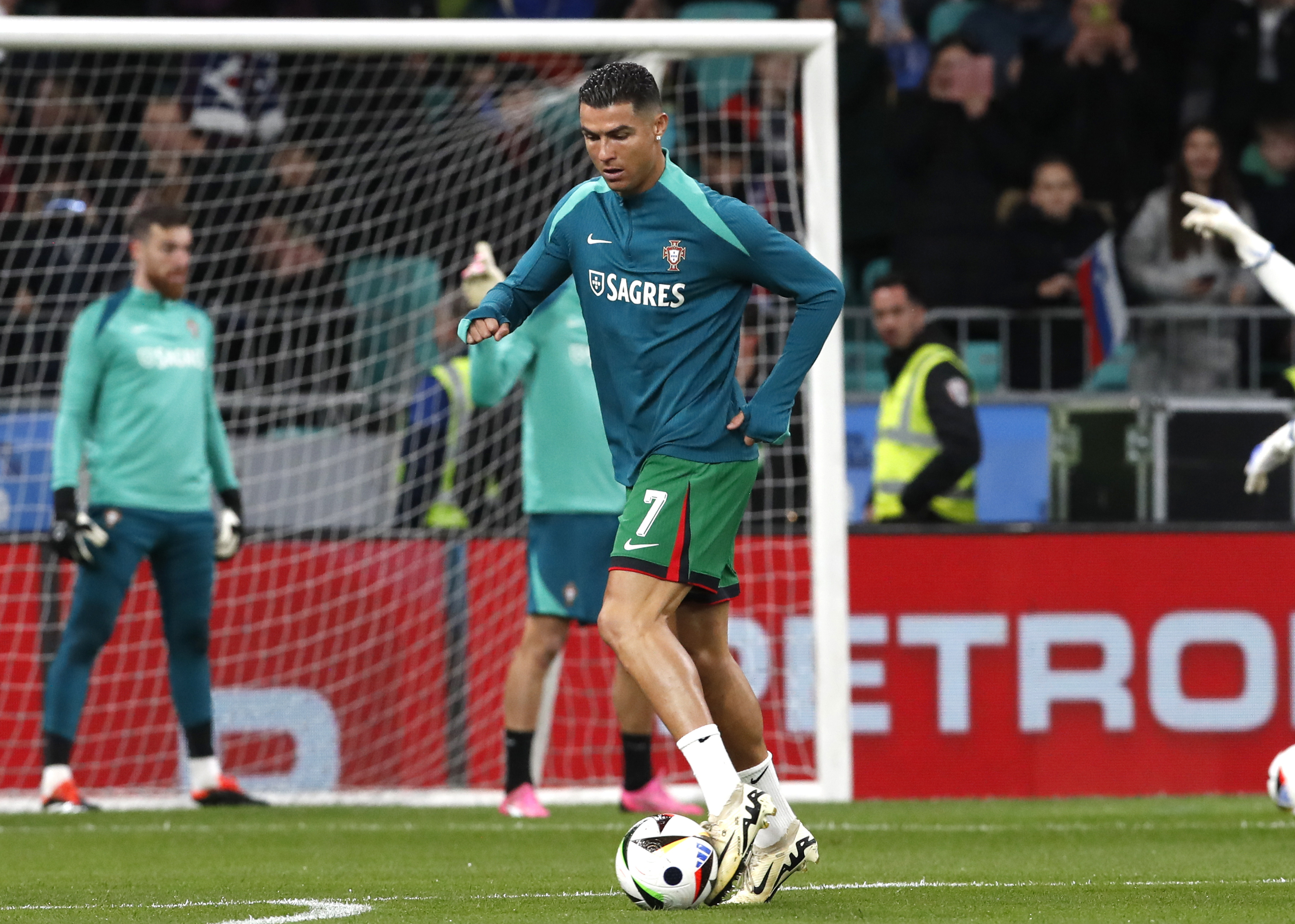Ljubljana (Slovenia), 26/03/2024.- Cristiano Ronaldo of Portugal warms up ahead of the friendly international soccer match between Slovenia and Portugal in Ljubljana, Slovenia, 26 March 2024. (Futbol, Amistoso, Eslovenia) EFE/EPA/ANTONIO BAT