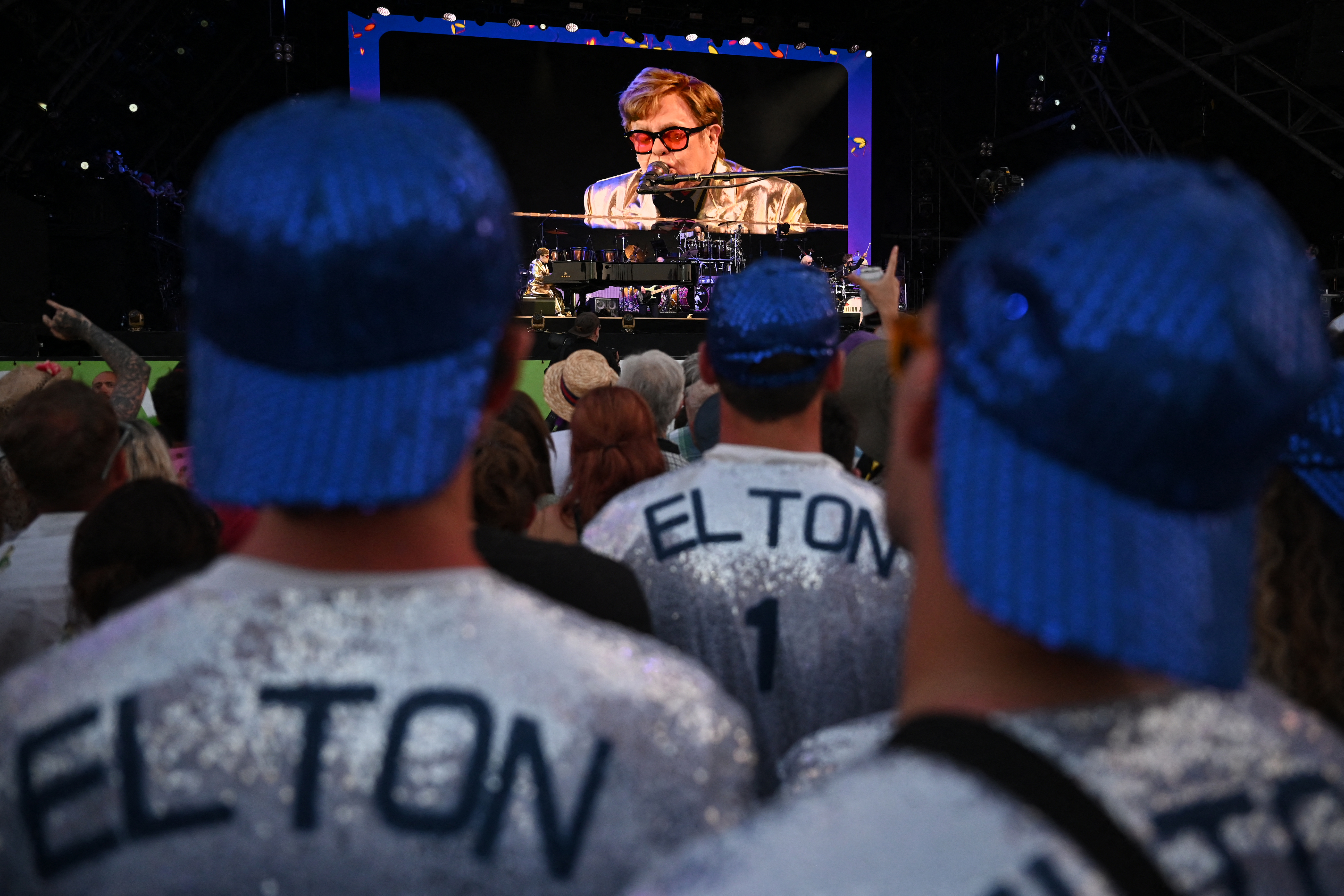 Fans, brillo y lentejuelas para la despedida de Elton John de Inglaterra en Glasto