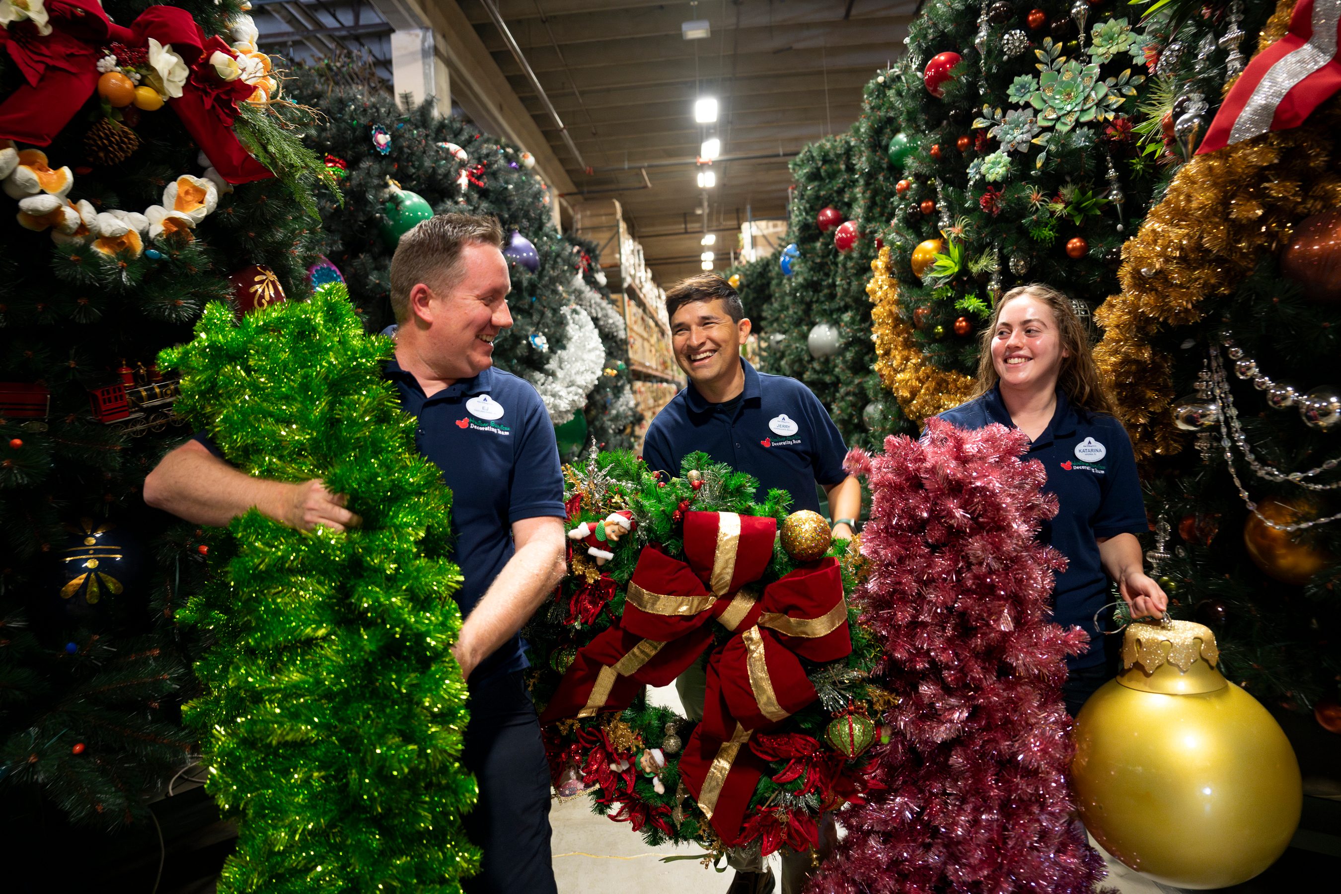 El equipo de diseñadores, decoradores y otros profesionales de Walt Disney World Holiday Services prepara e instala más de 600 árboles y 1,700 coronas, y cuelga casi nueve millas de guirnaldas cada año para transformar cuatro parques temáticos, hoteles turísticos, Disney Springs y el resto de el complejo en un paraíso vacacional.