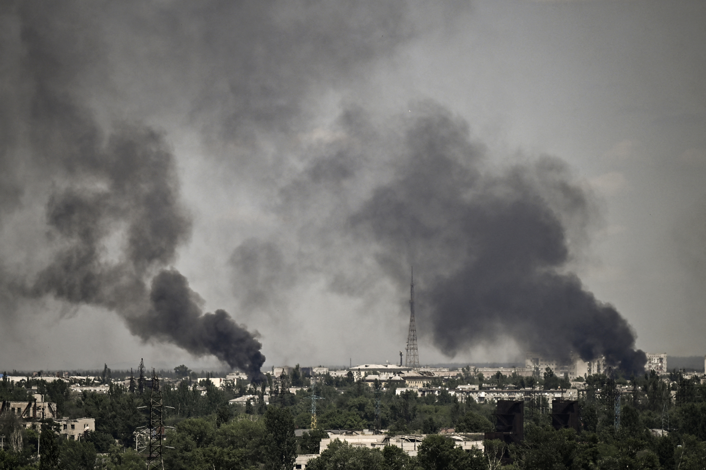 Rusos y ucranianos combaten por Severodonetsk y ambos cantan victoria