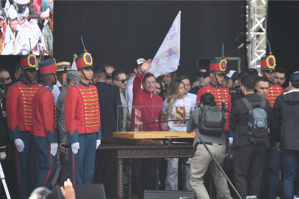 “Hay democracia en Colombia o cambiamos las instituciones”: Petro por su consulta