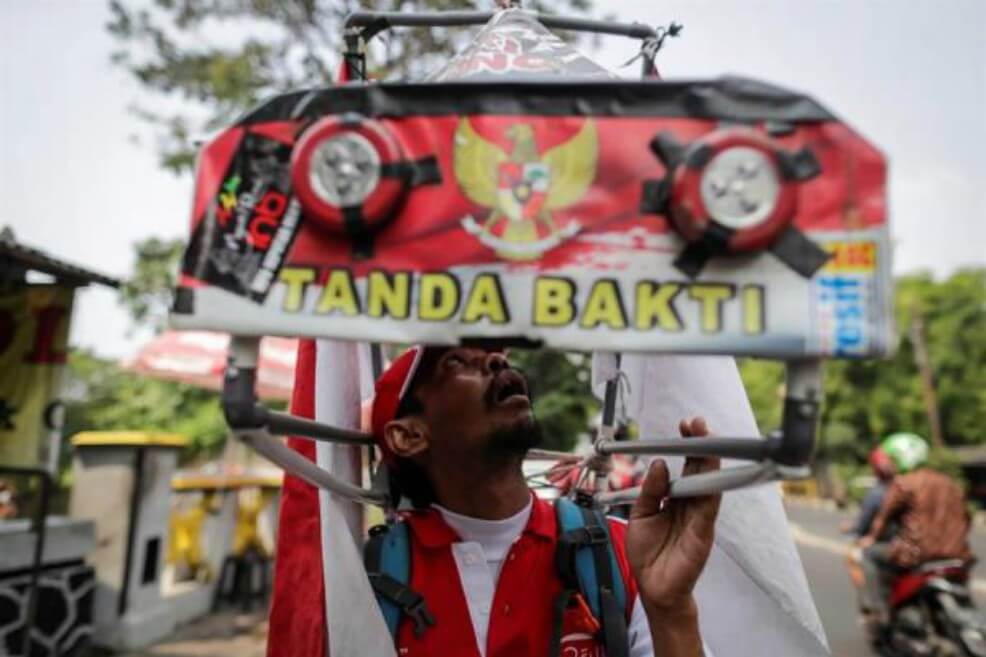 Un indonesio camina 800 km de espaldas para salvar un bosque
