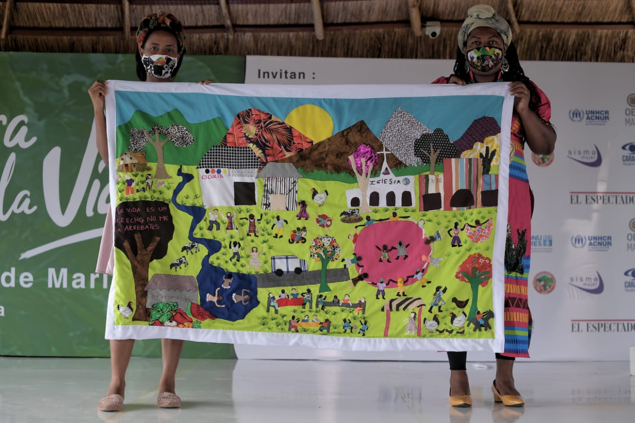 Las Tejedoras de Mampuján, en cabeza de Juana Ruiz (izq) han ayudado a las mujeres víctimas y sobrevivientes a encaminar su proceso de perdón por medio del arte de tejer.