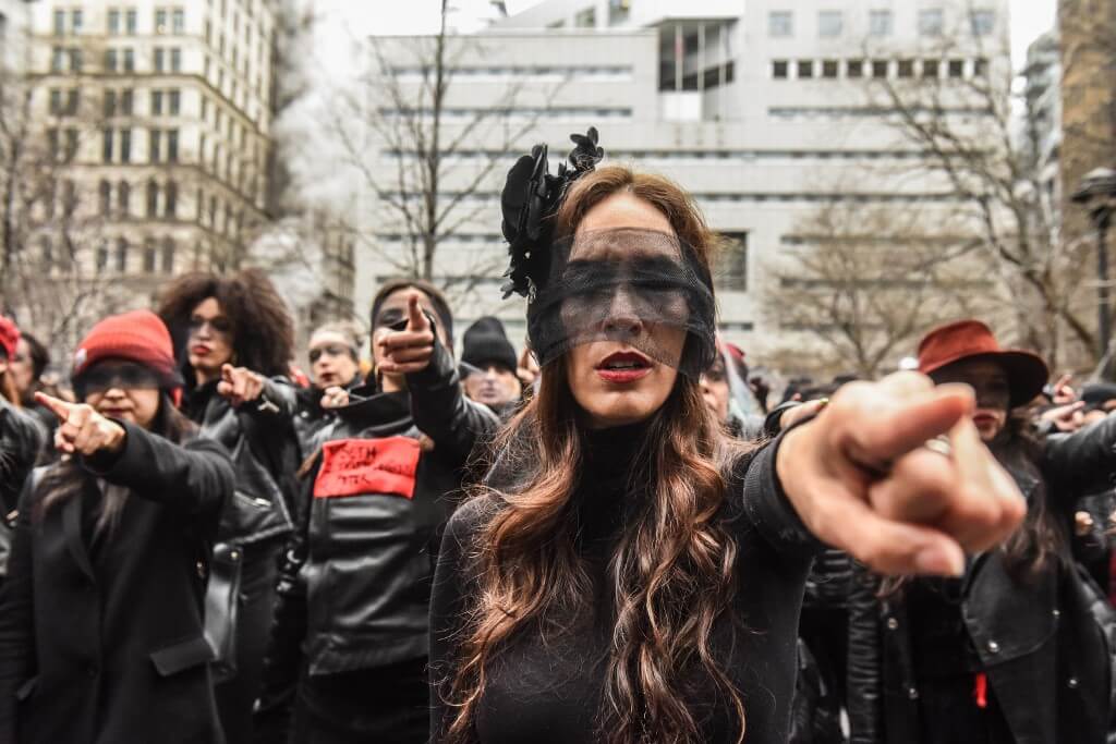 La protesta, que se escuchó desde la sala situada en el piso 15, se desplazó después al metro neoyorquino, que las mujeres tomaron para repetir la escenificación en el Hotel Trump, frente a Central Park. / AFP