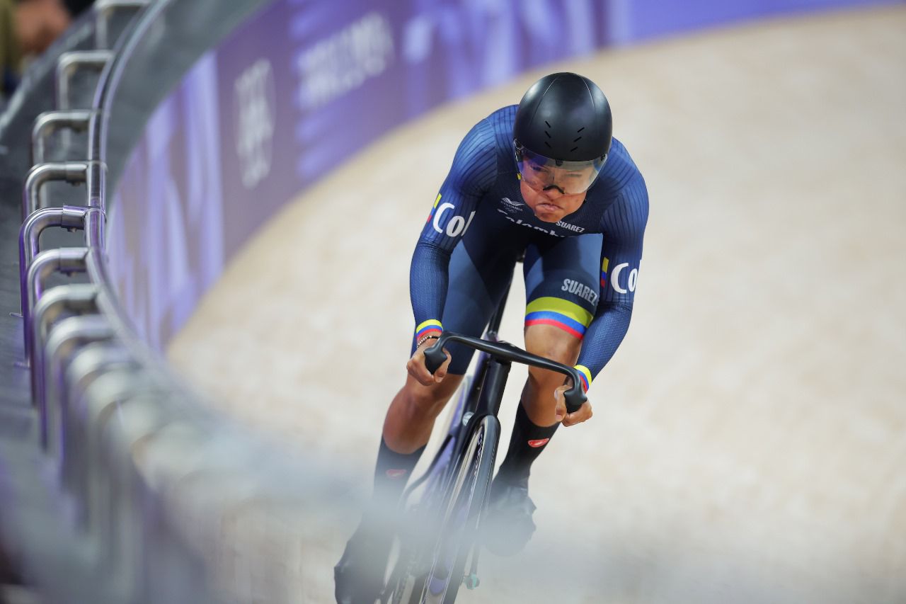 Stefany Cuadrado durante la prueba de keirin en los Juegos Olímpicos de Paris 2024.