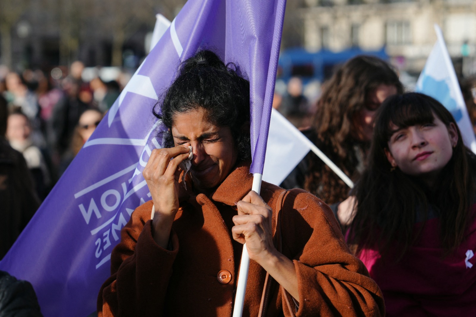 Una mujer celebra emocionada frente a la Torre Eiffel. Según expertas consultadas por El Espectador, los derechos de las mujeres están en constante peligro y es y justamente por eso que la decisión del Parlamento francés significa una victoria para todas las mujeres y personas gestantes.