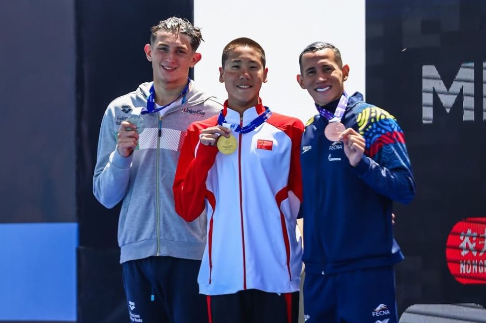Gustavo Sánchez (der.) junto al chino Muye Guo (centro) y el italiano Gabriele Minak.
