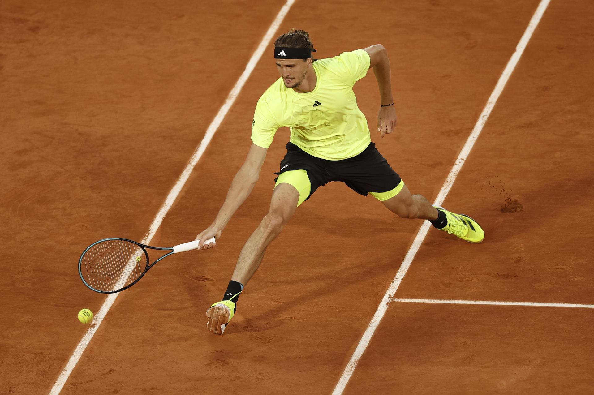 PARIS (France), 04/06/2025.- Alexander Zverev of Germany in action during his Men's singles quarter-finals match against Novak Djokovic of Serbia at the French Open Grand Slam tennis tournament at Roland Garros in Paris, France, 04 June 2025. (Tenis, Abierto, Francia, Alemania) EFE/EPA/YOAN VALAT